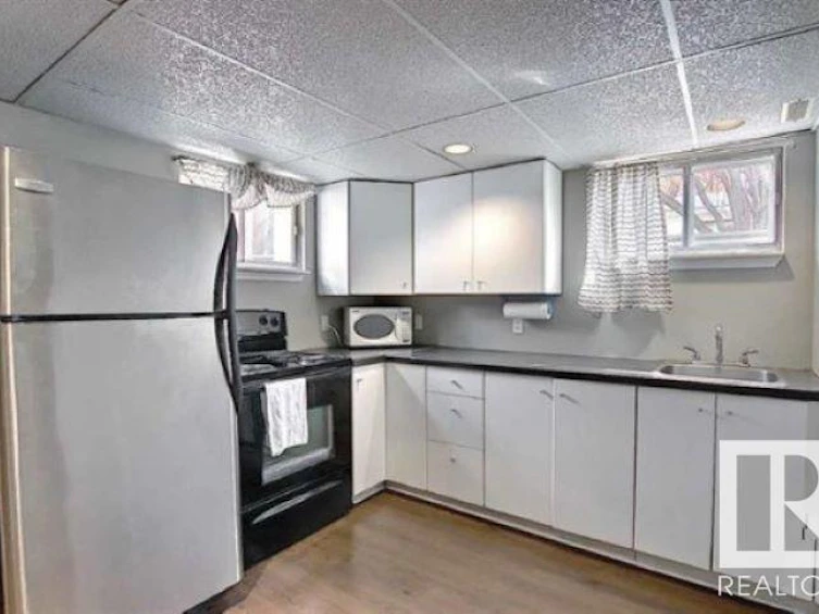 8943 95 Avenue, Edmonton, AB, T6C 1Z2 - 6