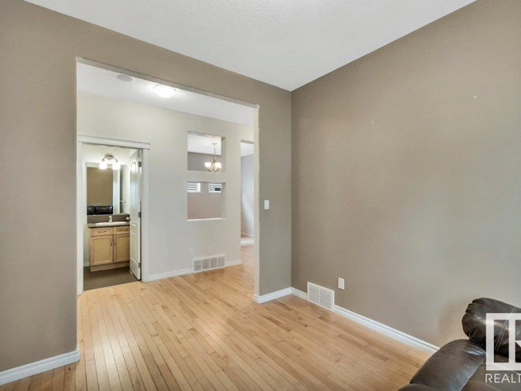 21845 95a Avenue, Edmonton, AB, T5T 3Y6 - 9