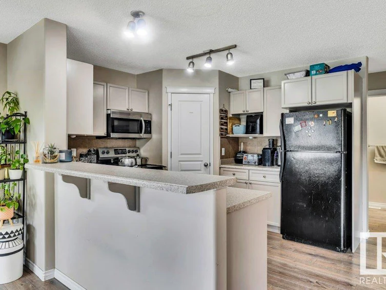 824 77 Street, Edmonton, AB, T6X 0A3 - 8
