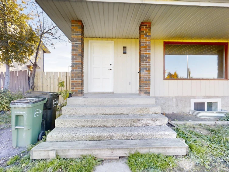 6207 17 Ave, Edmonton, AB, T6L 1N3 - 2