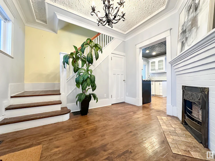 11037 130 Street, Edmonton, AB, T5M 0Z8 - 3