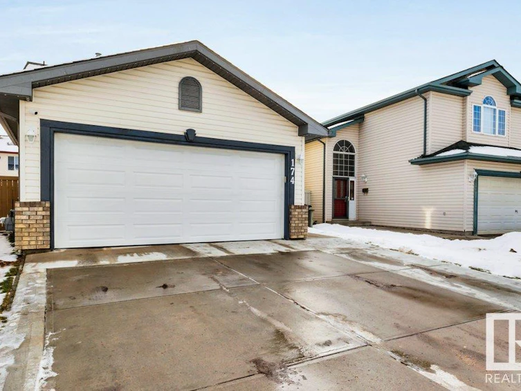 174 Ward Crescent, Edmonton, AB, T6T 1M6 - 2