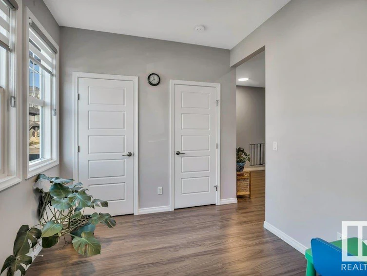9621 230 Street, Edmonton, AB, T5T 7R3 - 9