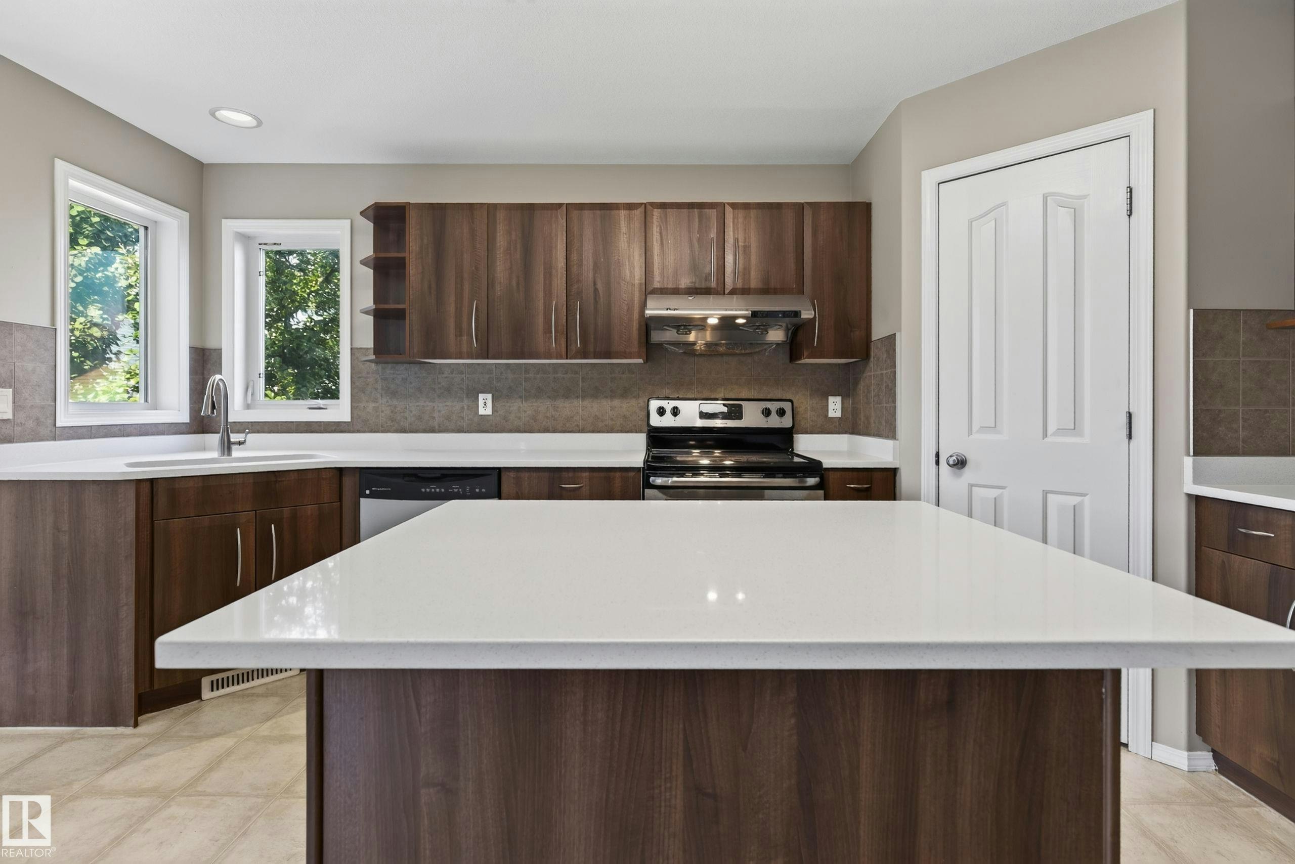 4720 204 Street, Edmonton, AB, T6M 0C3