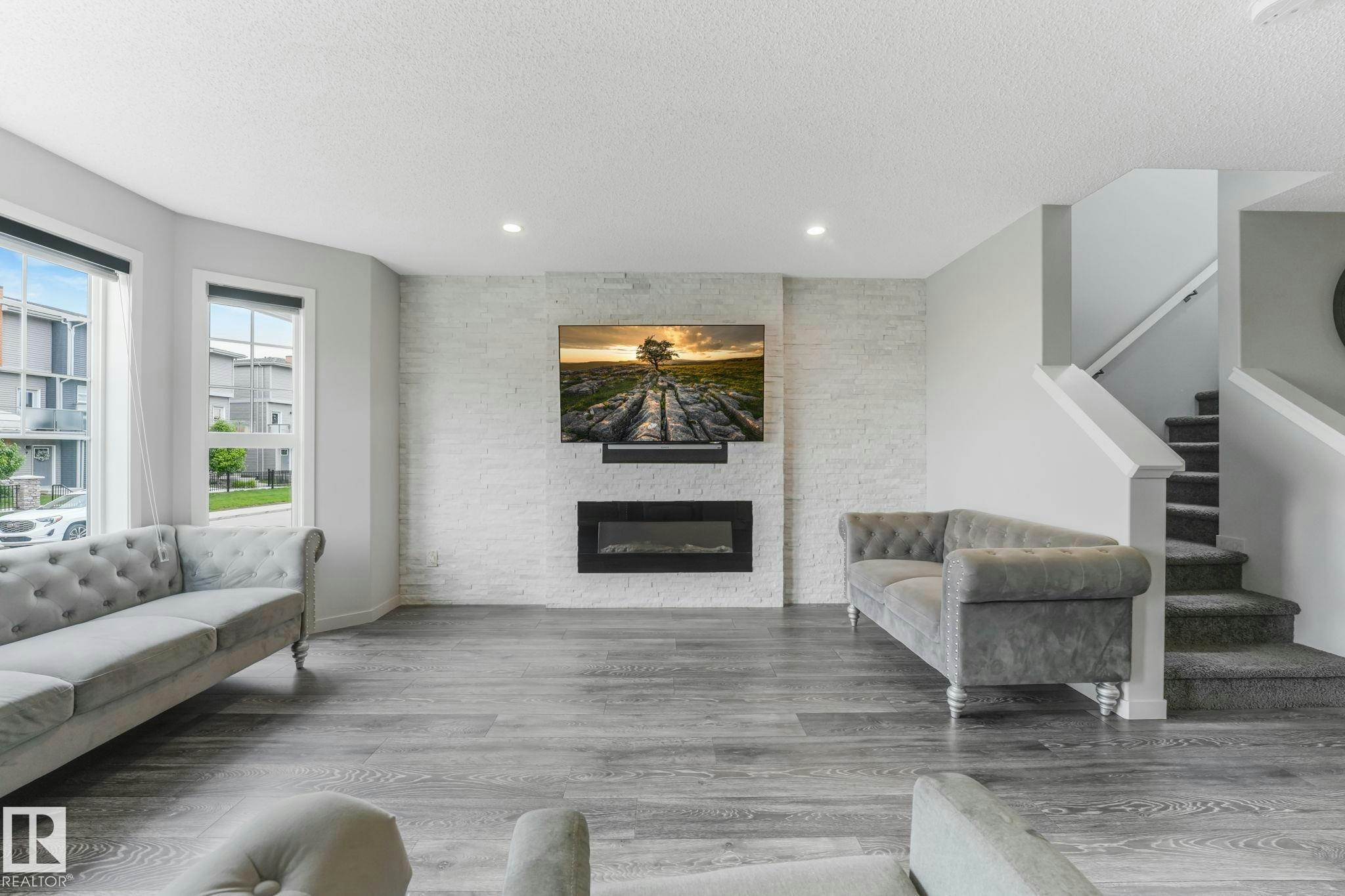17724 58 Street, Edmonton, AB, T5Y 3W8