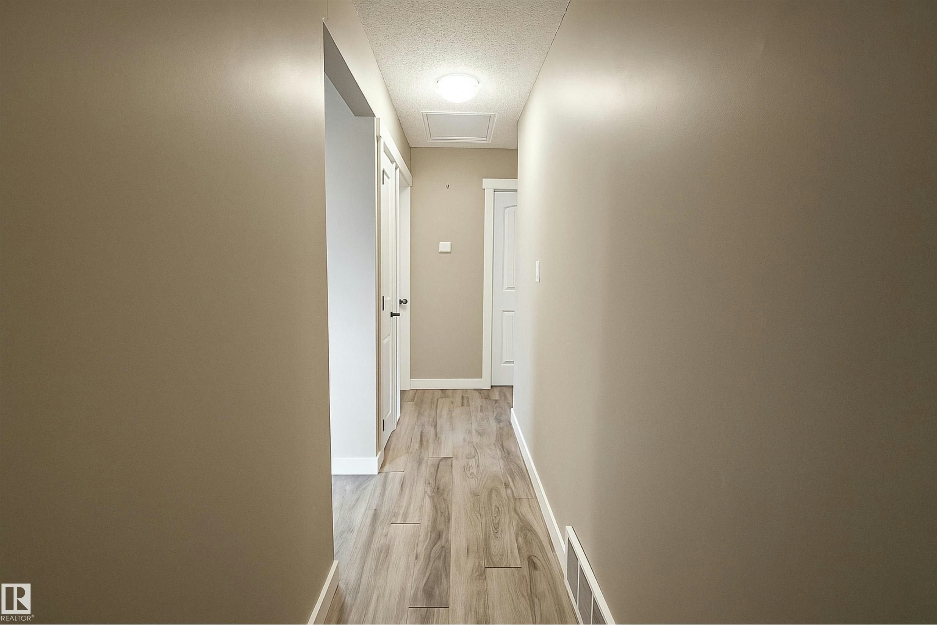 4203 83 Street, Edmonton, AB, T6K 1C8 - 8