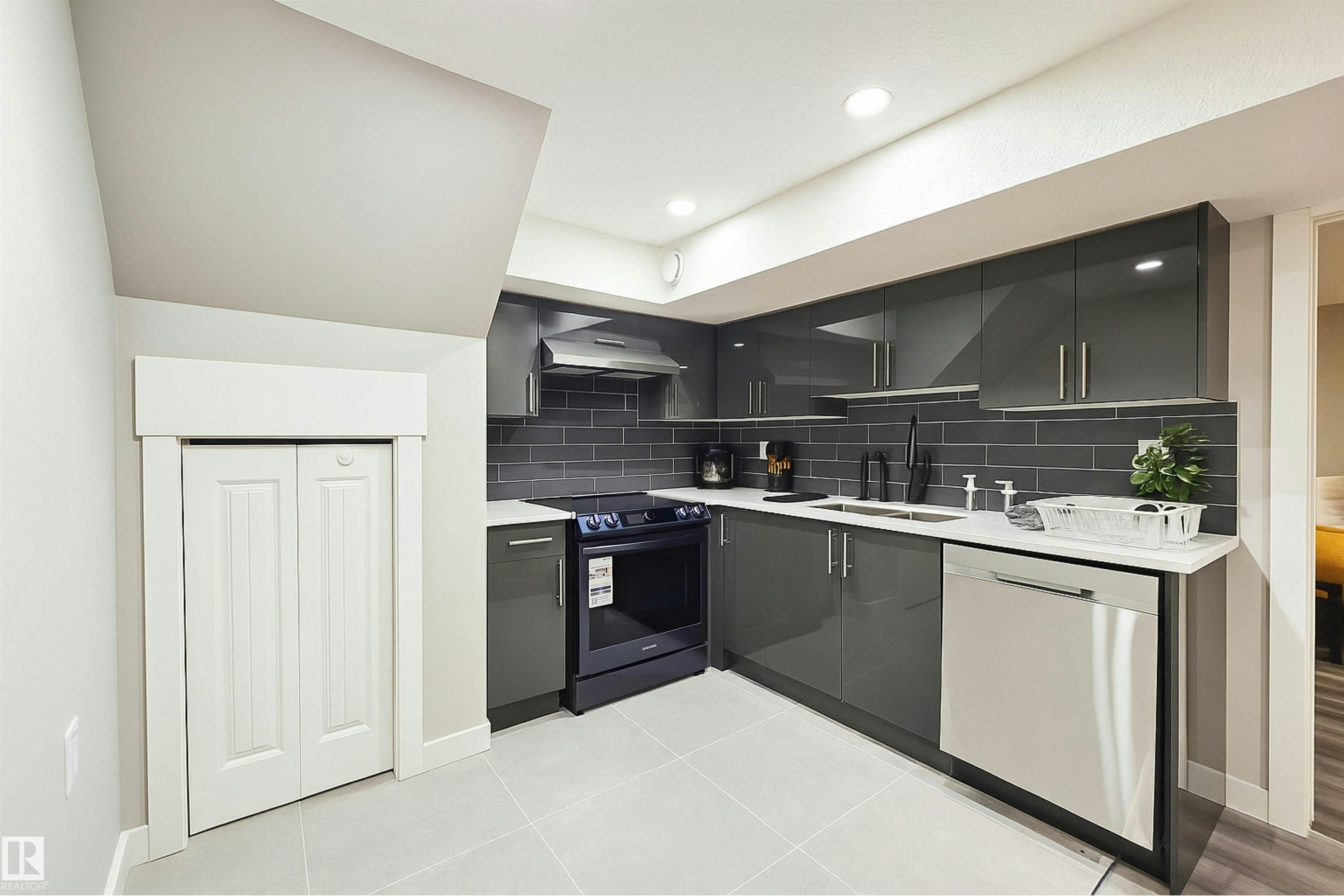 4203 83 Street, Edmonton, AB, T6K 1C8 - 30