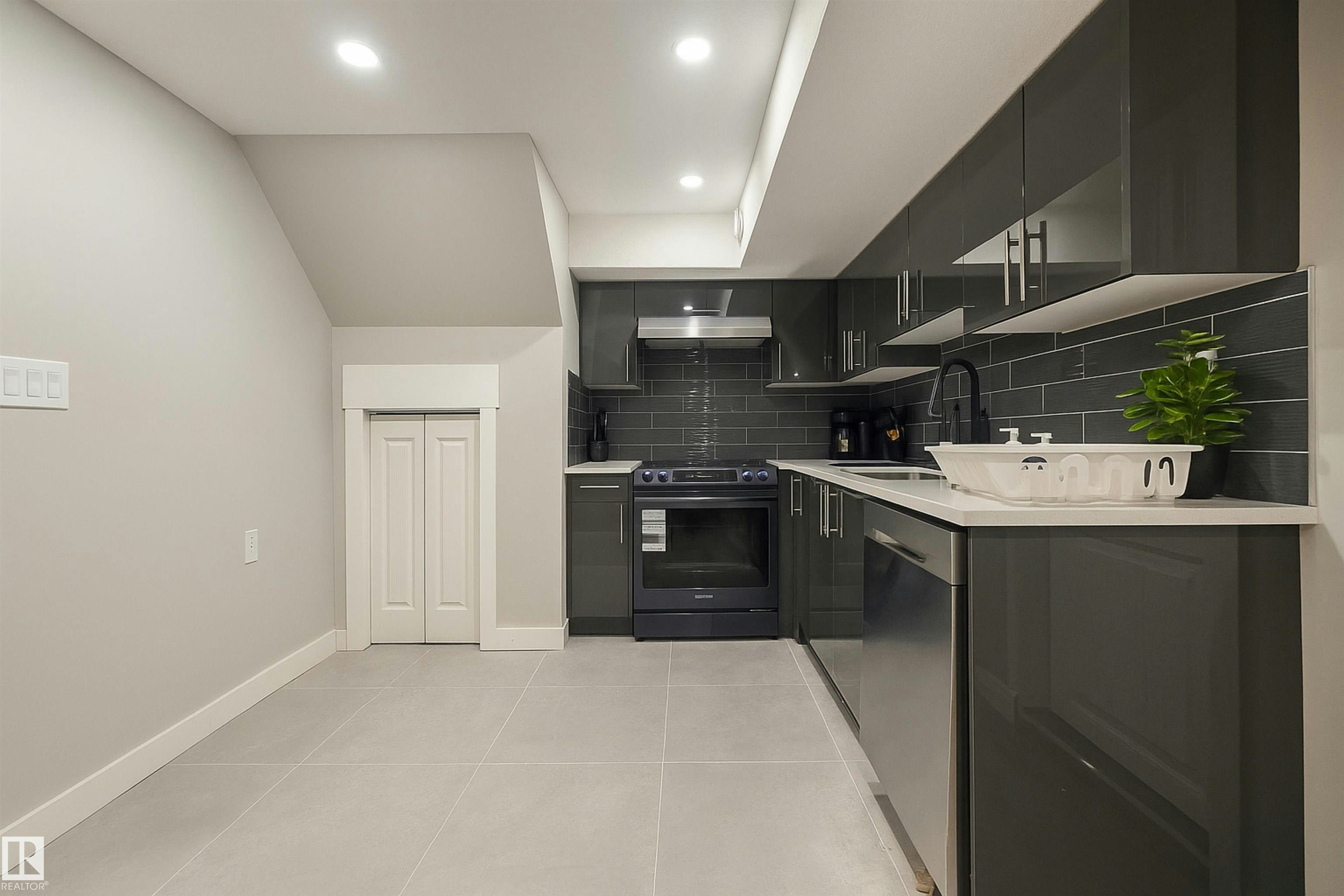 4203 83 Street, Edmonton, AB, T6K 1C8 - 29