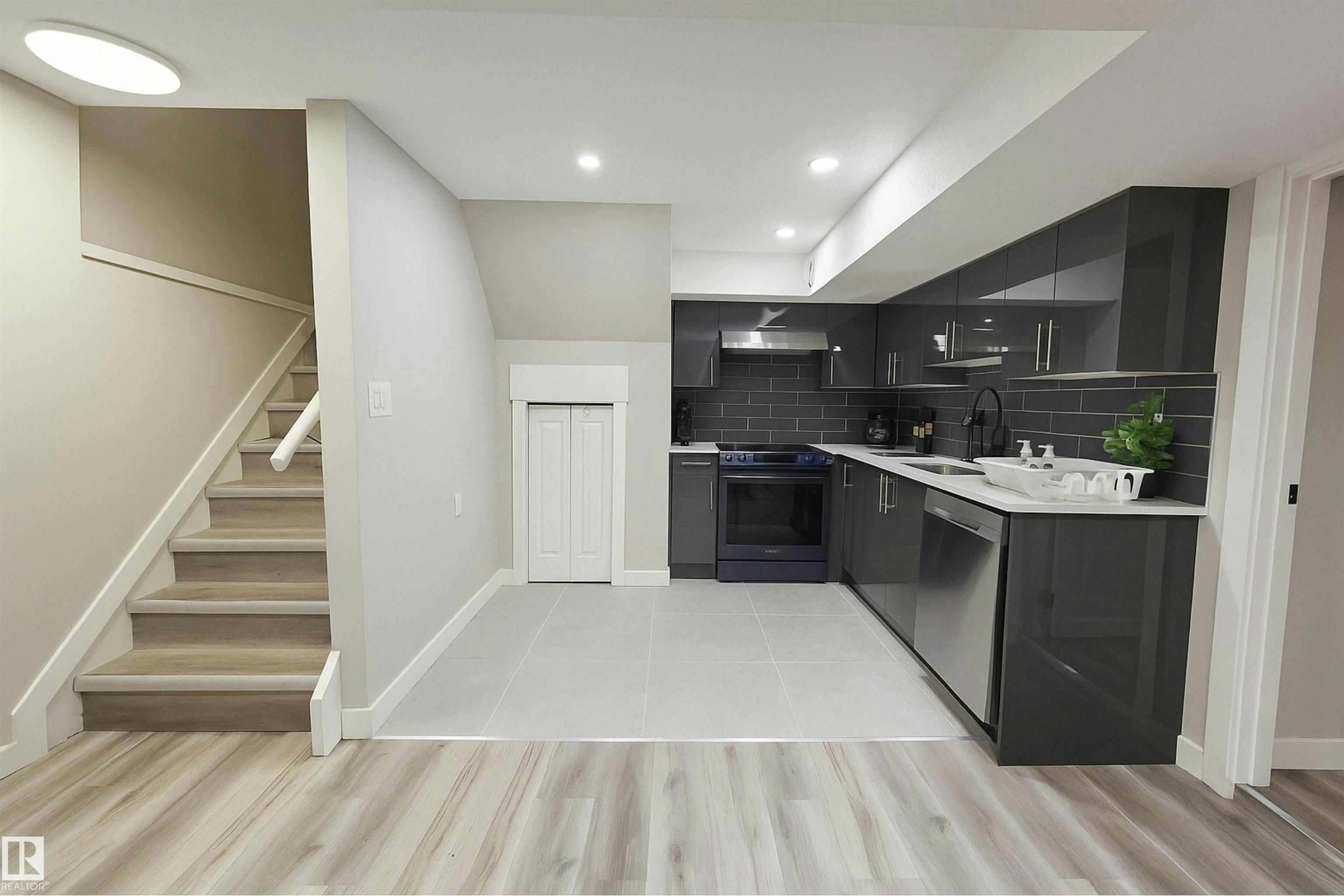 4203 83 Street, Edmonton, AB, T6K 1C8 - 28