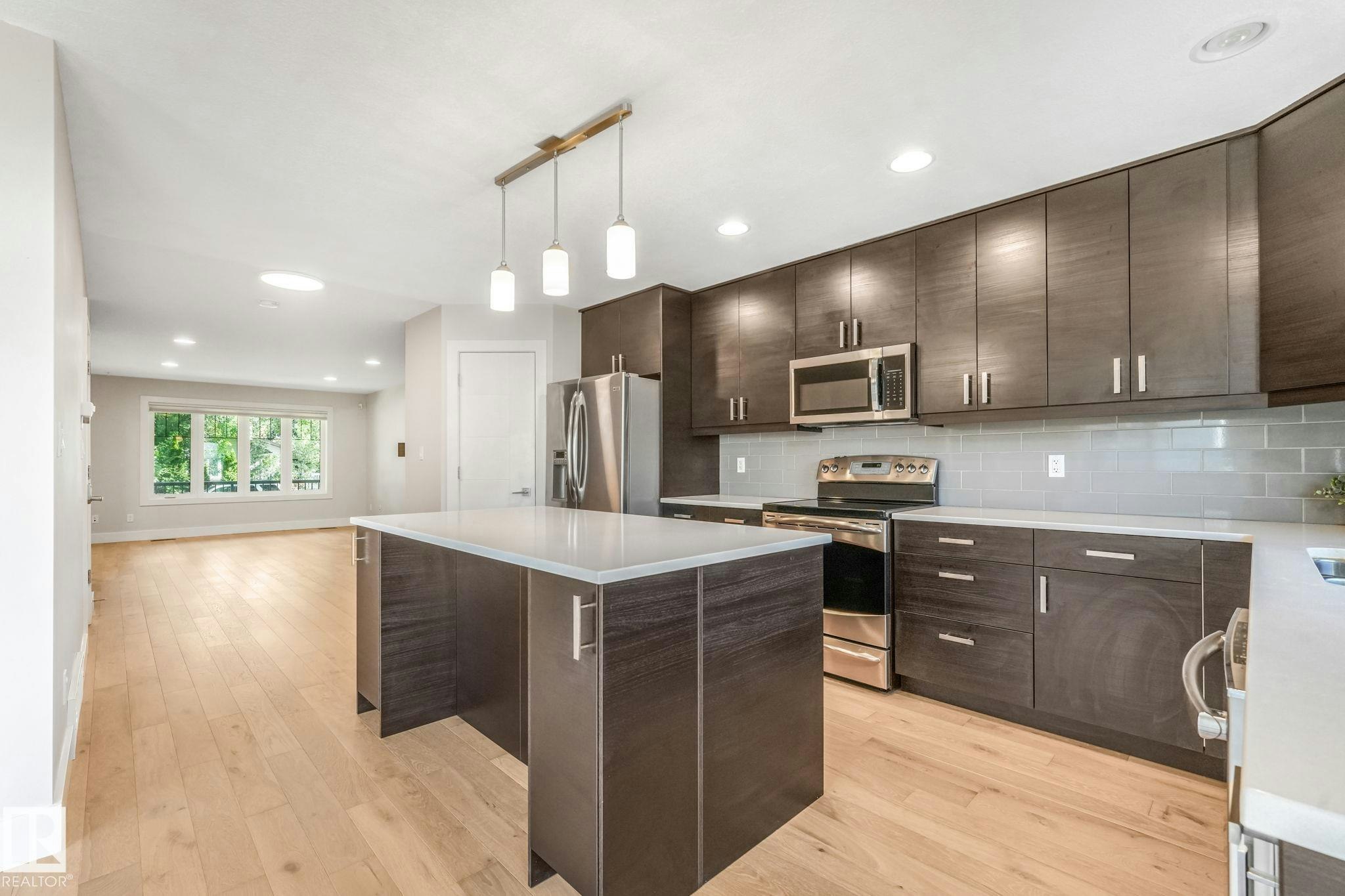 10433 70 Avenue, Edmonton, AB, T6H 2E7