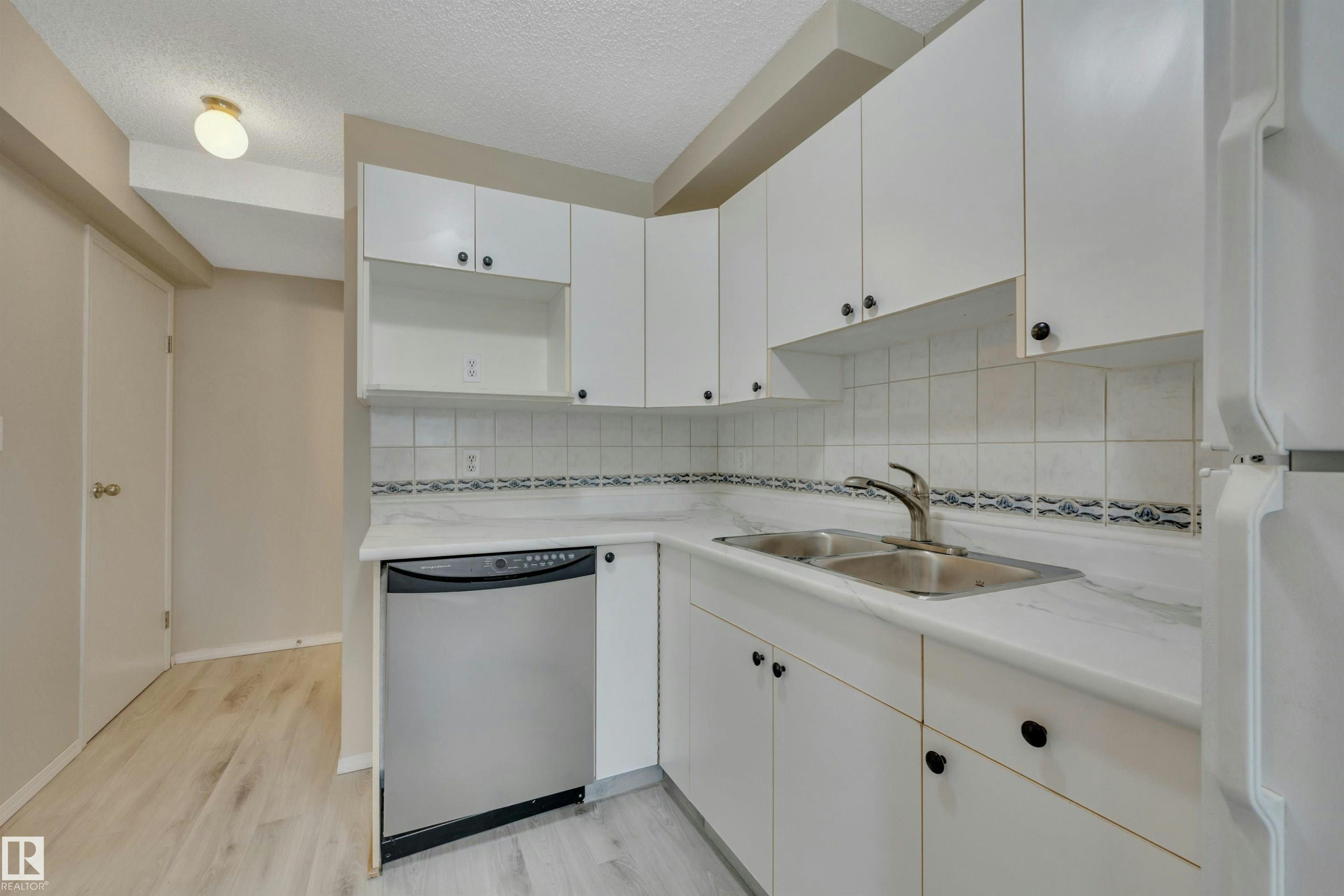 2218 38 Street, Edmonton, AB, T6L 4C3