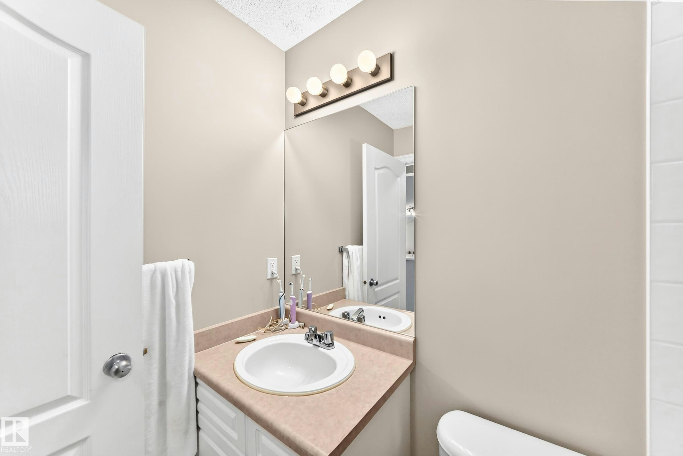 3226 30 Avenue, Edmonton, AB, T6T 1T4 - 31