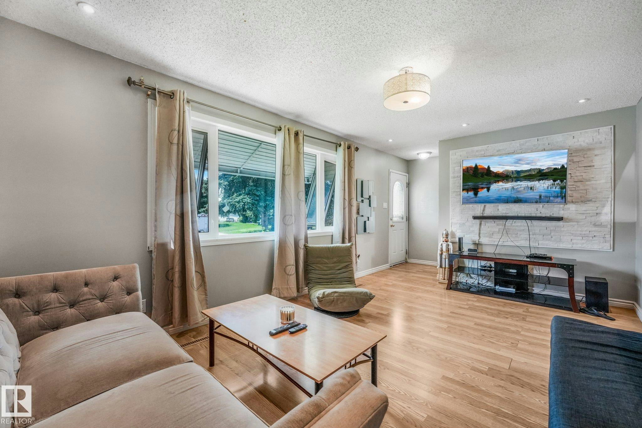 5914 91 Avenue, Edmonton, AB, T6B 0R4