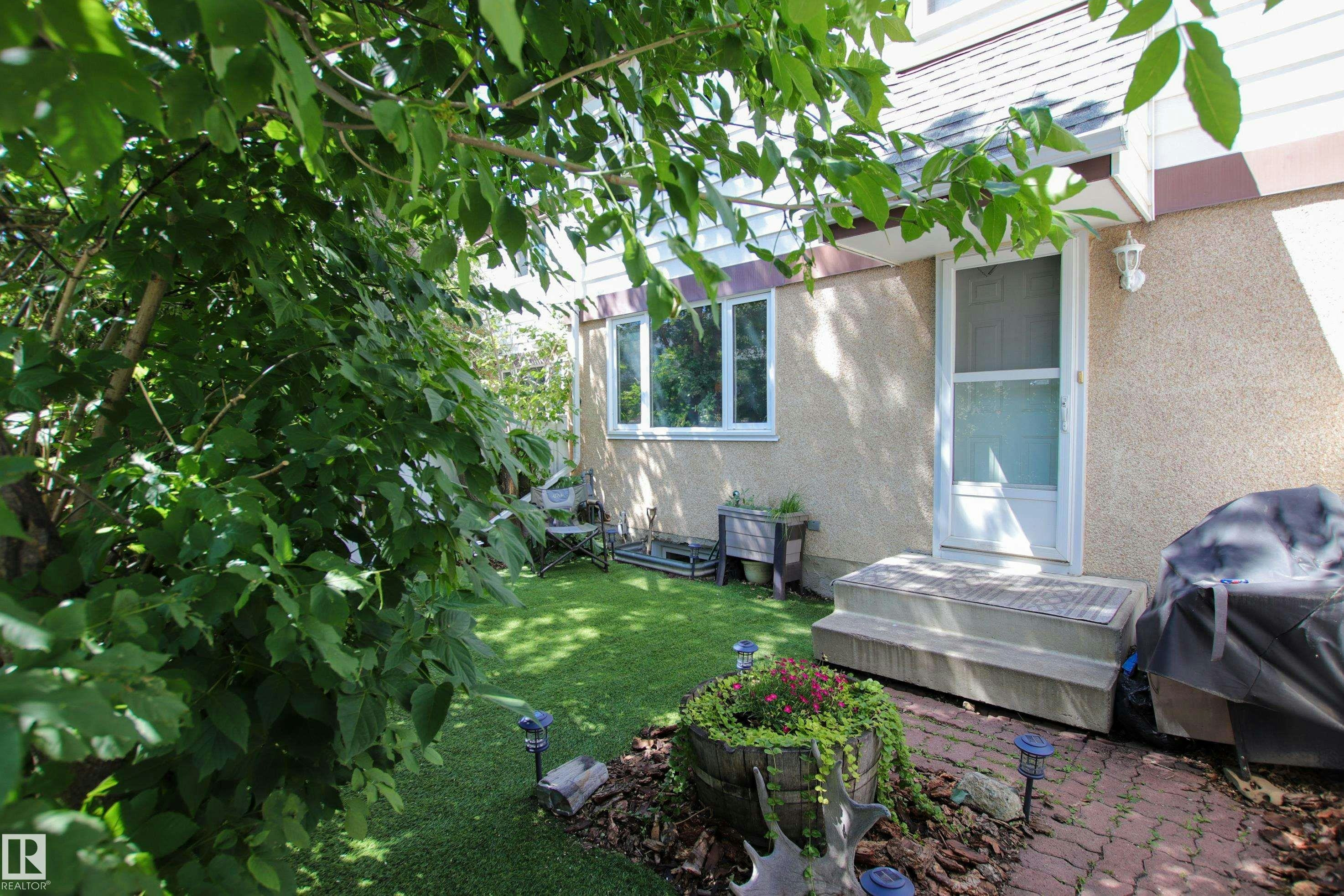 10D Twin Terrace, Edmonton, AB, T6K 1V4