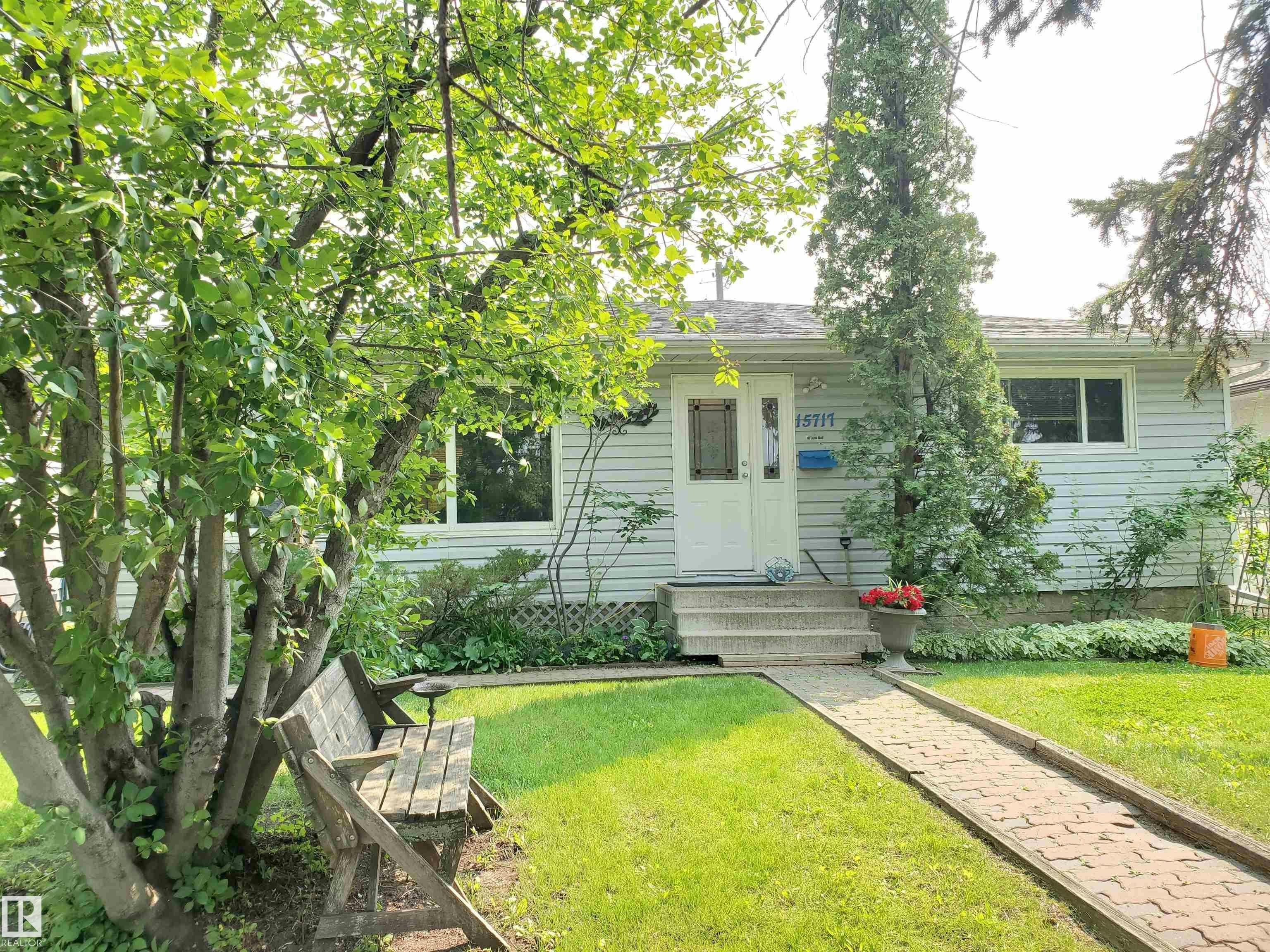 15717 92 Avenue, Edmonton, AB, T5R 5C5