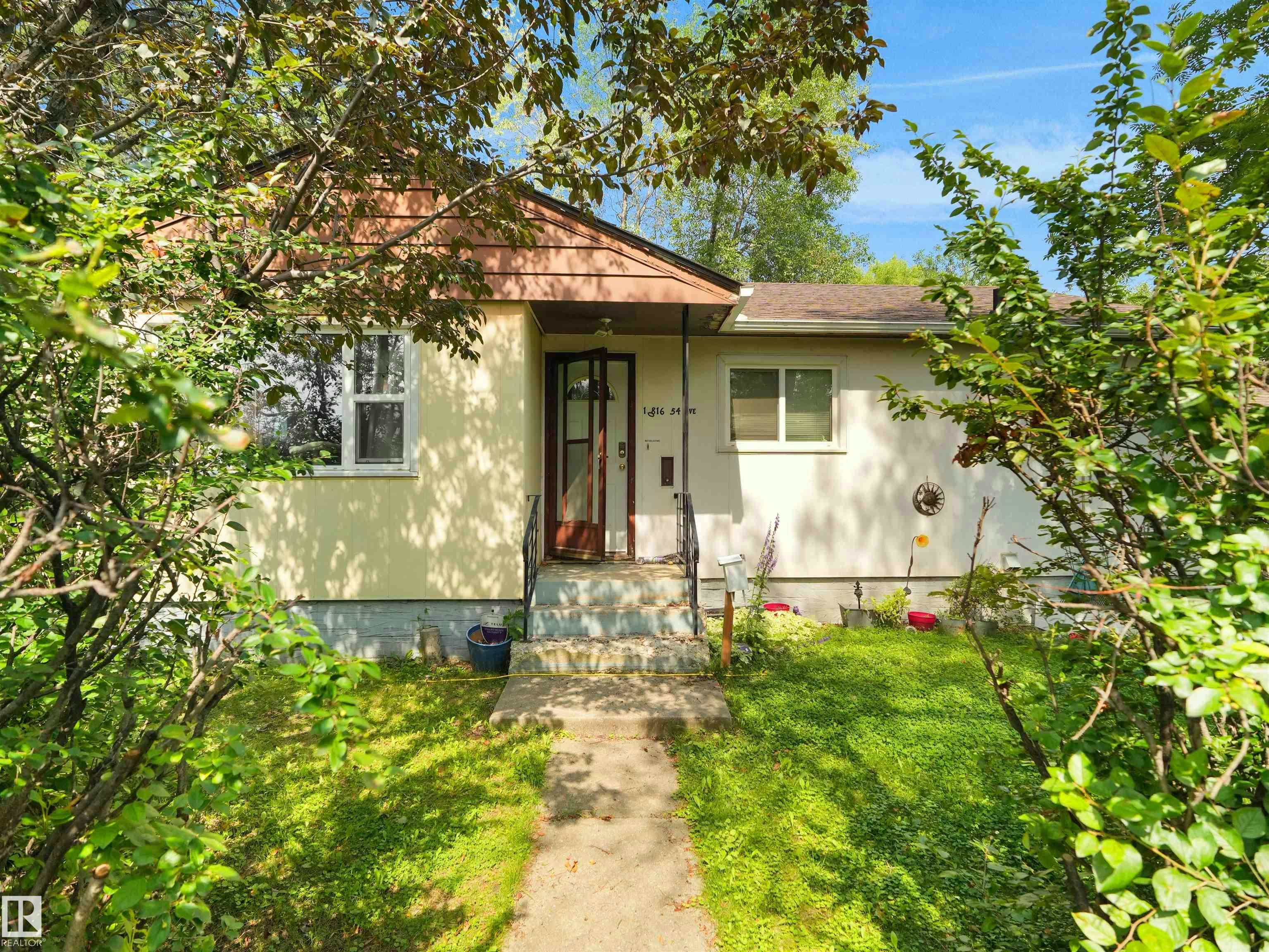 10816 54 Avenue, Edmonton, AB, T6H 0T9
