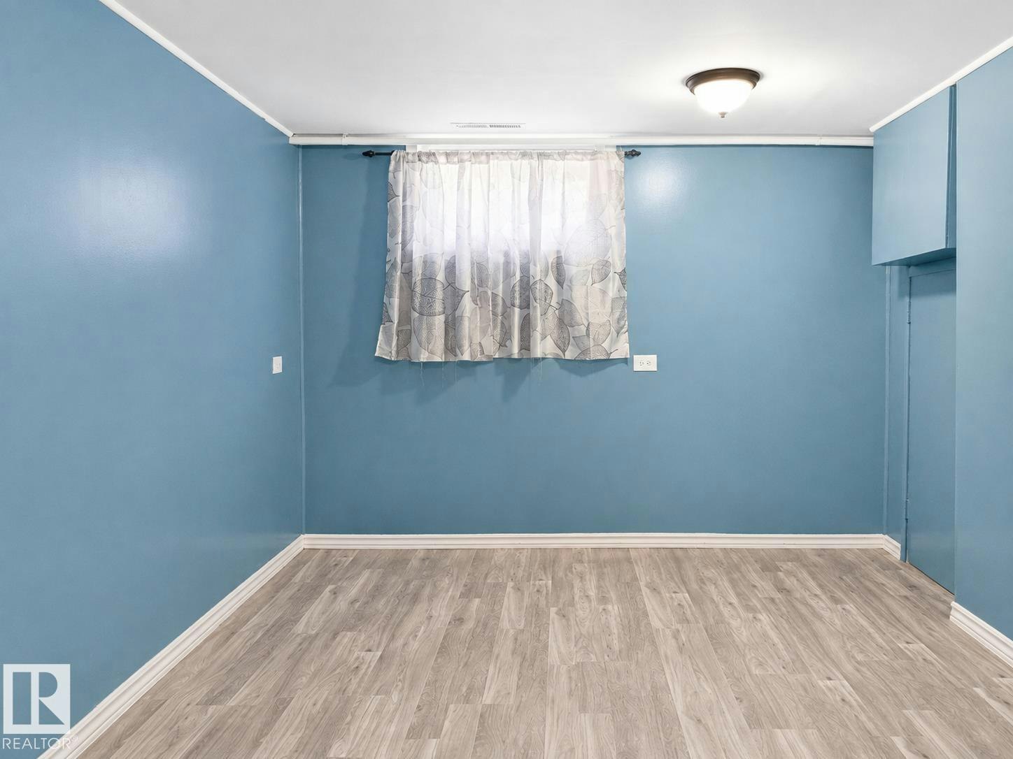 7812 144 Avenue, Edmonton, AB, T5C 2S1 - 8