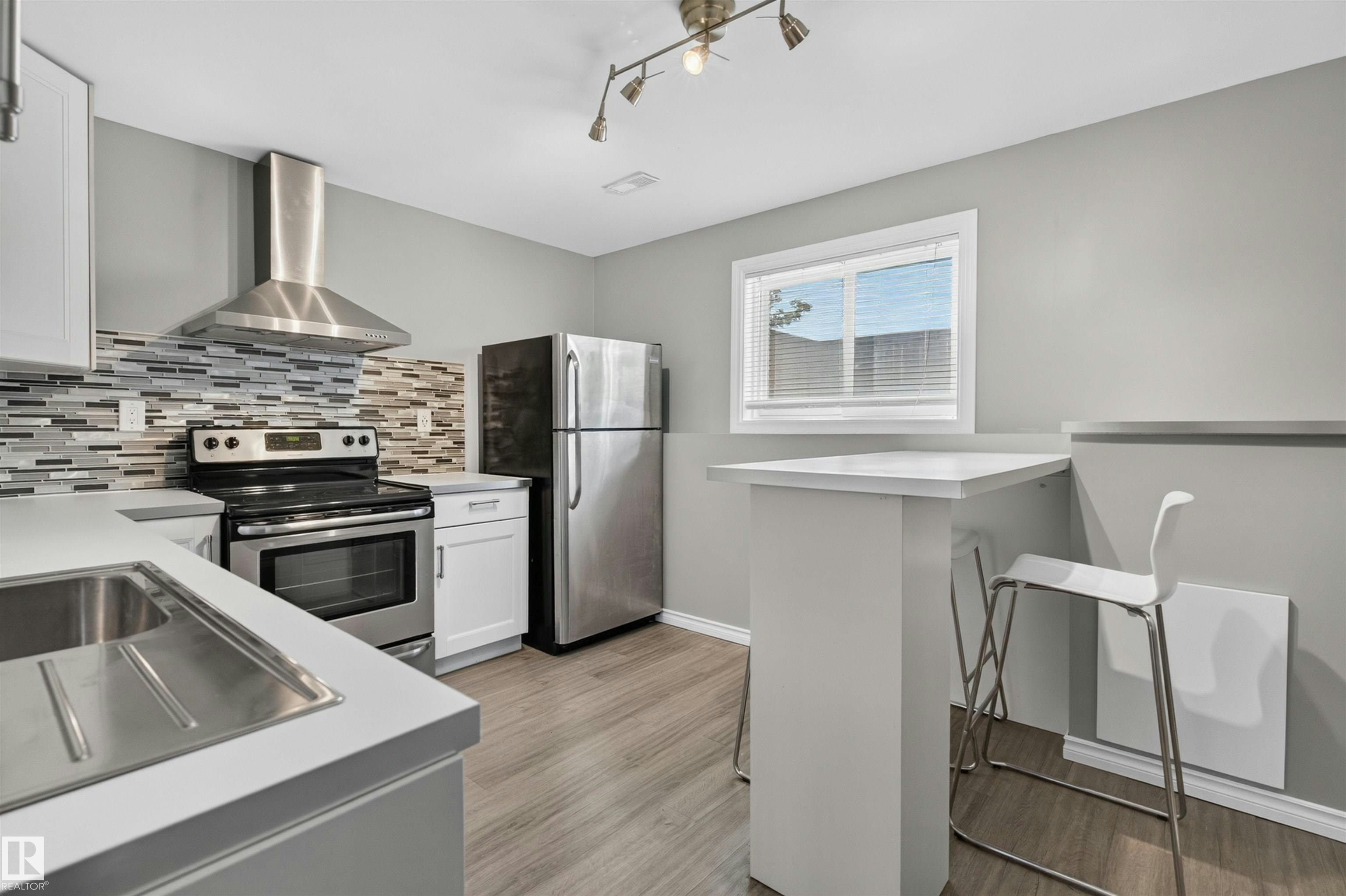 18303 76 Avenue, Edmonton, AB, T5T 2L5