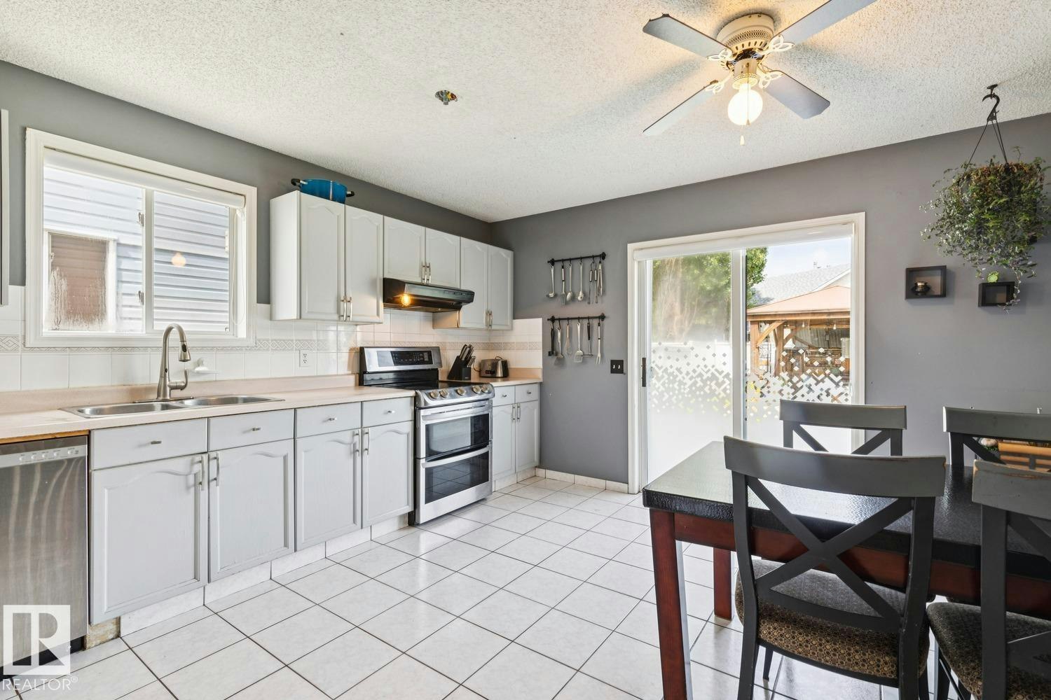 7912 154 Avenue, Edmonton, AB, T5Z 2Z2 - 7