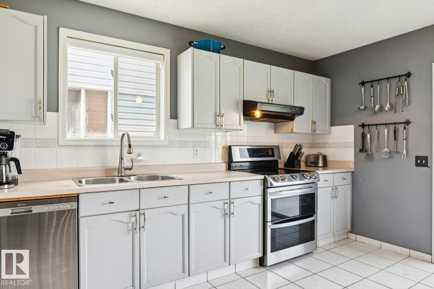 7912 154 Avenue, Edmonton, AB, T5Z 2Z2 - 8