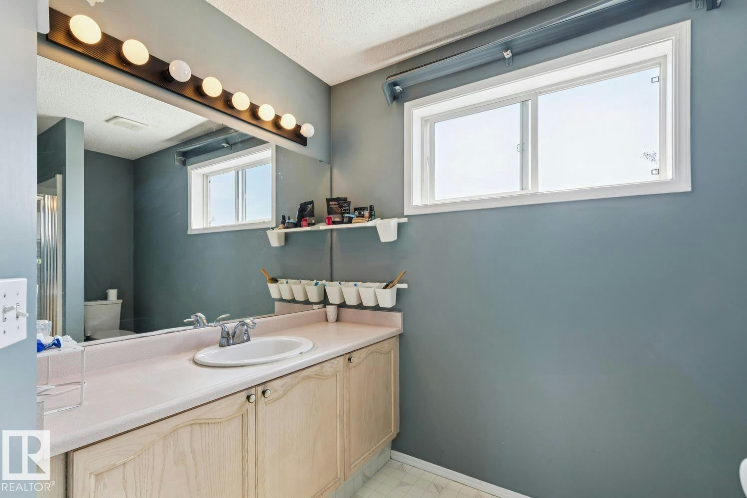 7912 154 Avenue, Edmonton, AB, T5Z 2Z2 - 18