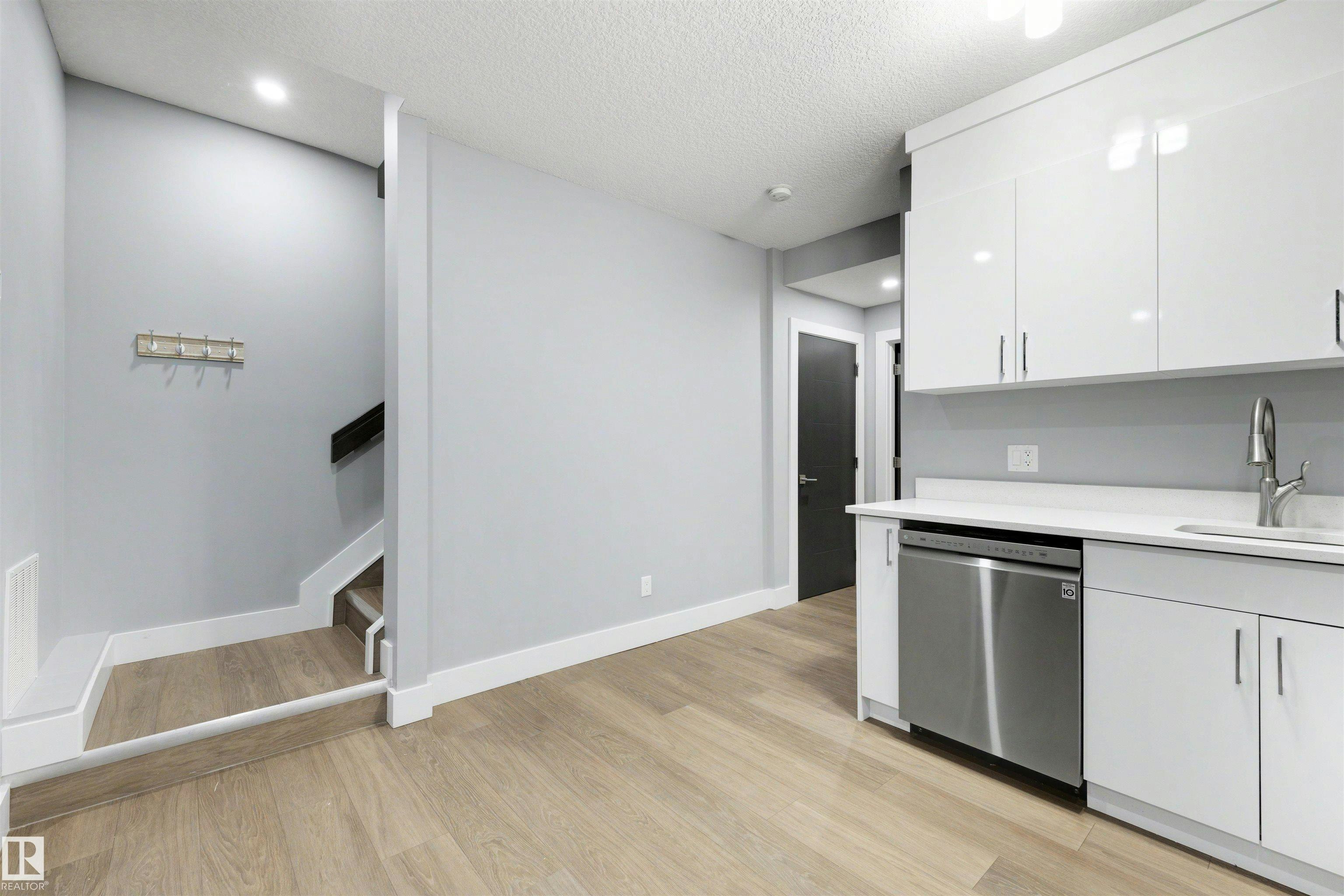 9013 90 Street, Edmonton, AB, T6C 3L8 - 18