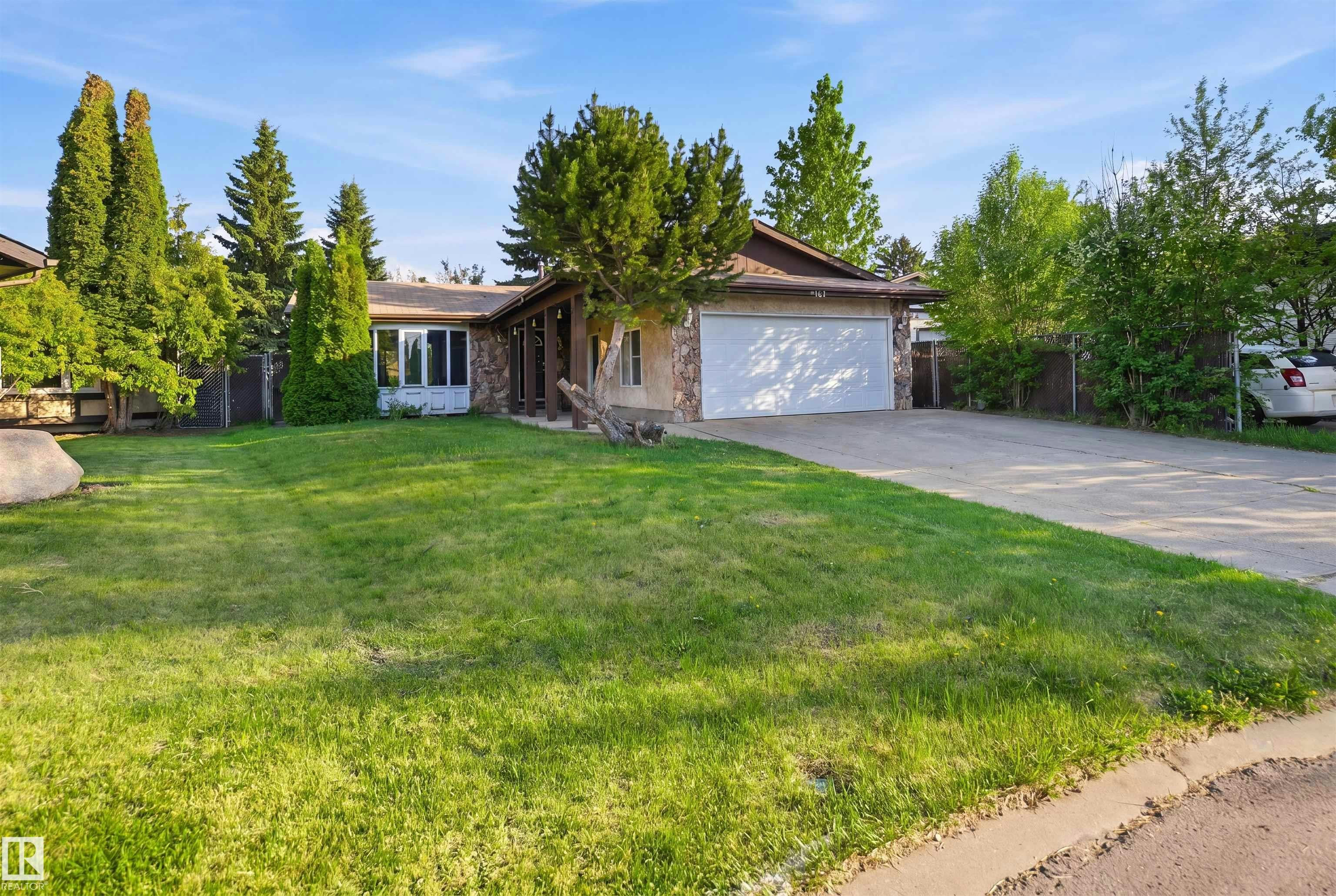 2107 40 Street, Edmonton, AB, T6L 4E9 - 40