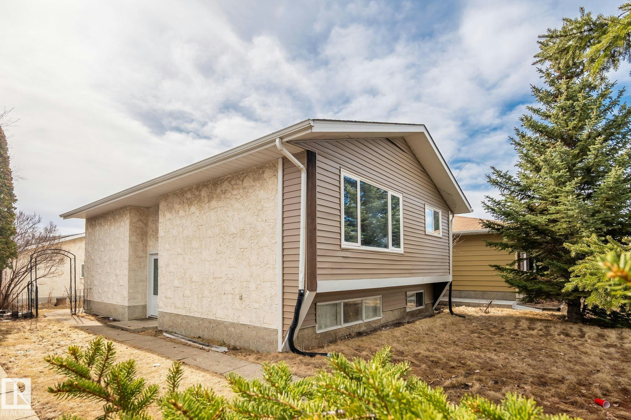 1566 Lakewood Road W Road W, Edmonton, AB, T6K 2V9