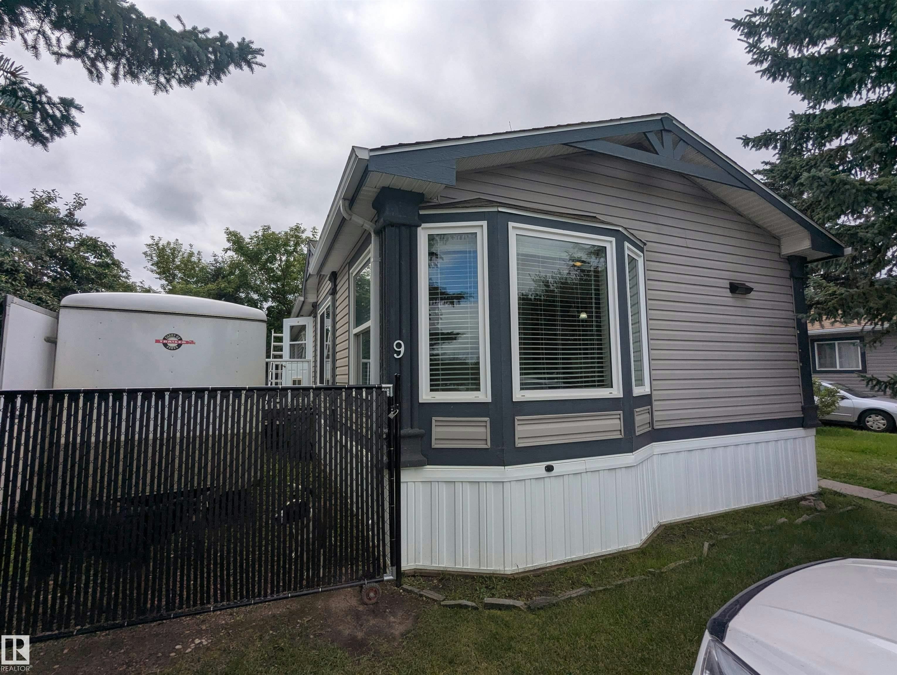 9 West View Boulevard NW, Edmonton, AB, T5S 1T5