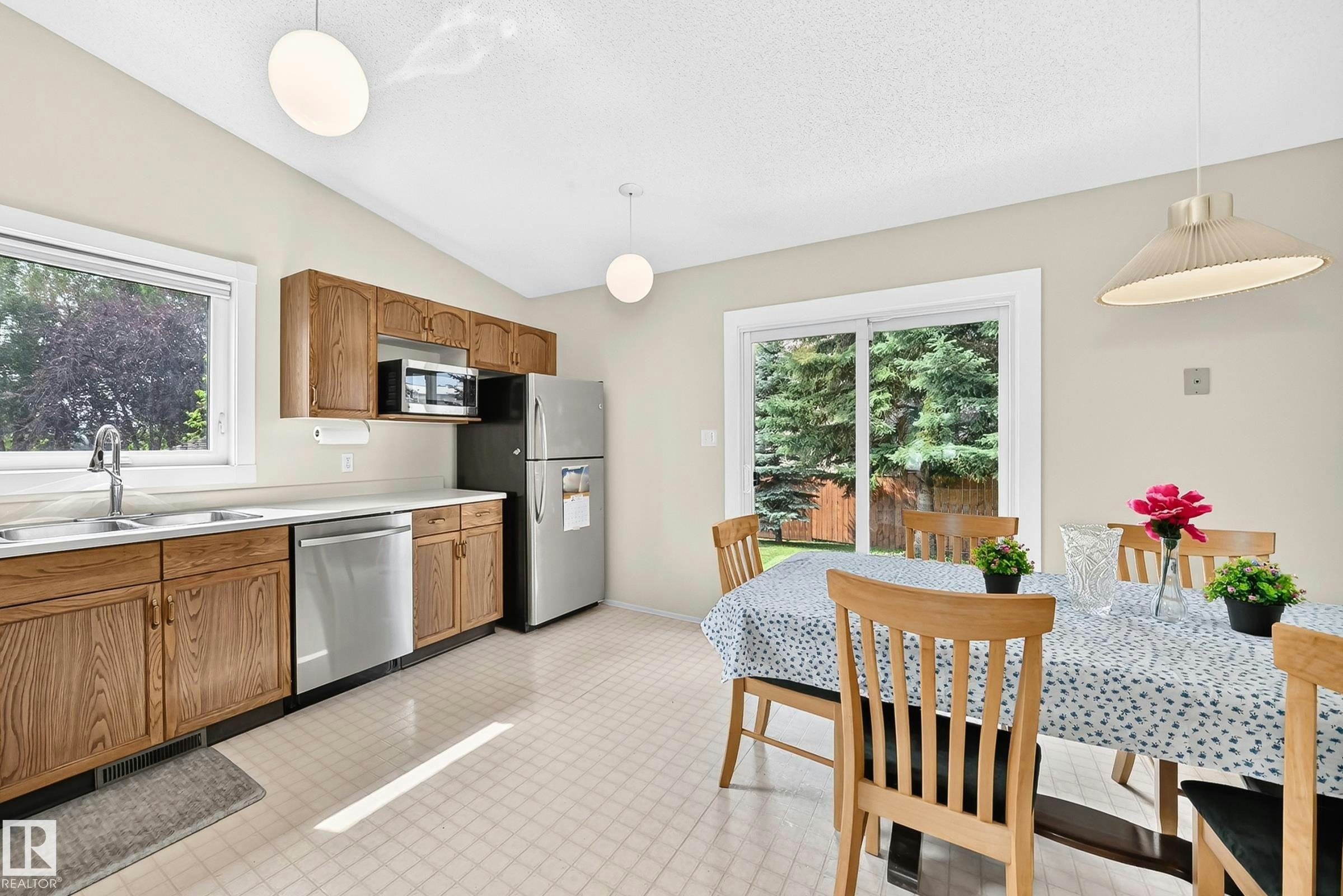 2404 37 Street, Edmonton, AB, T6L 6E3