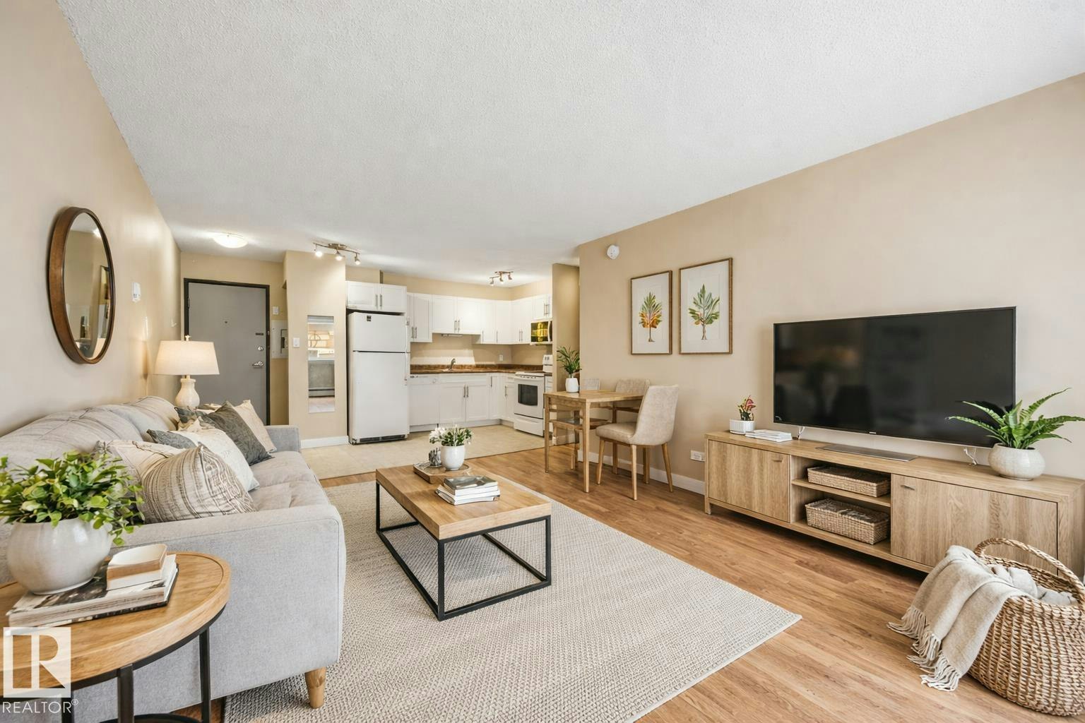209-9710 105 Street, Edmonton, AB, T5K 1A4