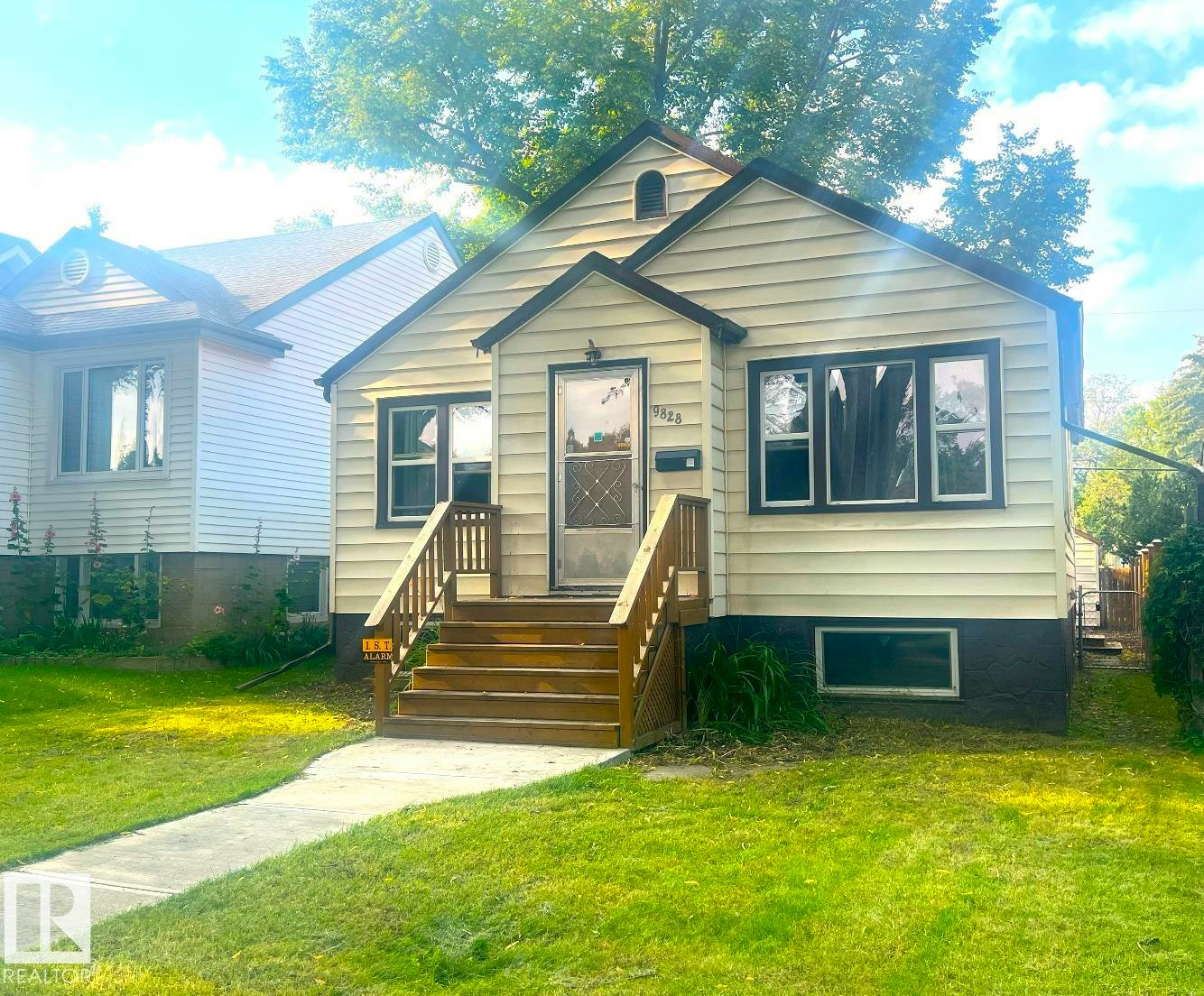 9828 84 Avenue, Edmonton, AB, T6E 2G2