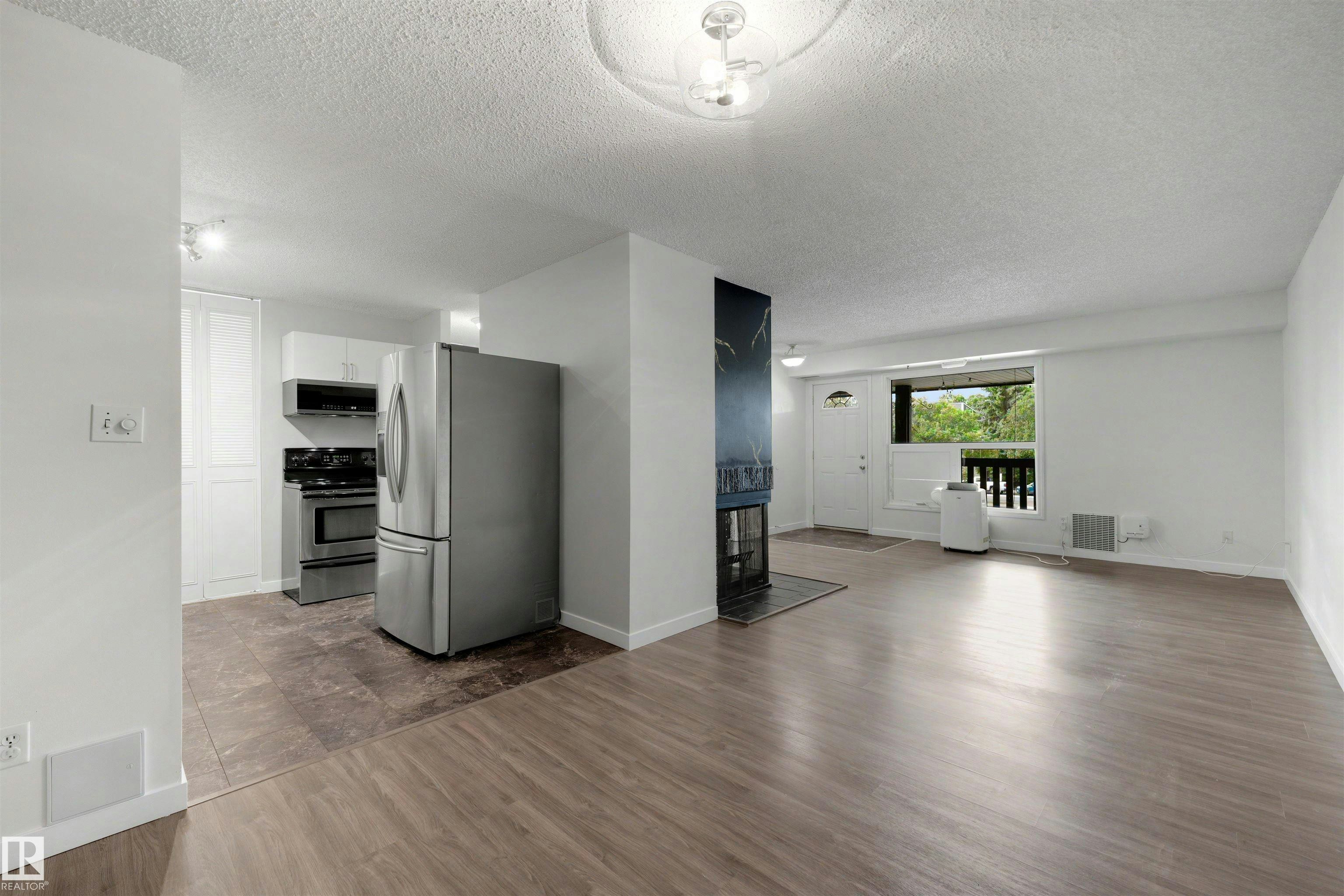 241 Surrey Gardens Gardens, Edmonton, AB, T5T 1Z3