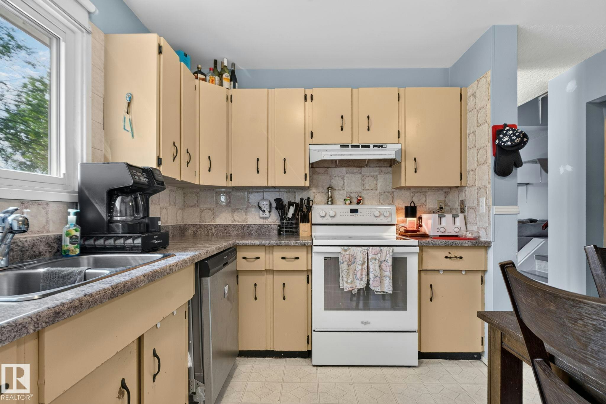 8031 27 Avenue, Edmonton, AB, T6K 3C9 - 10