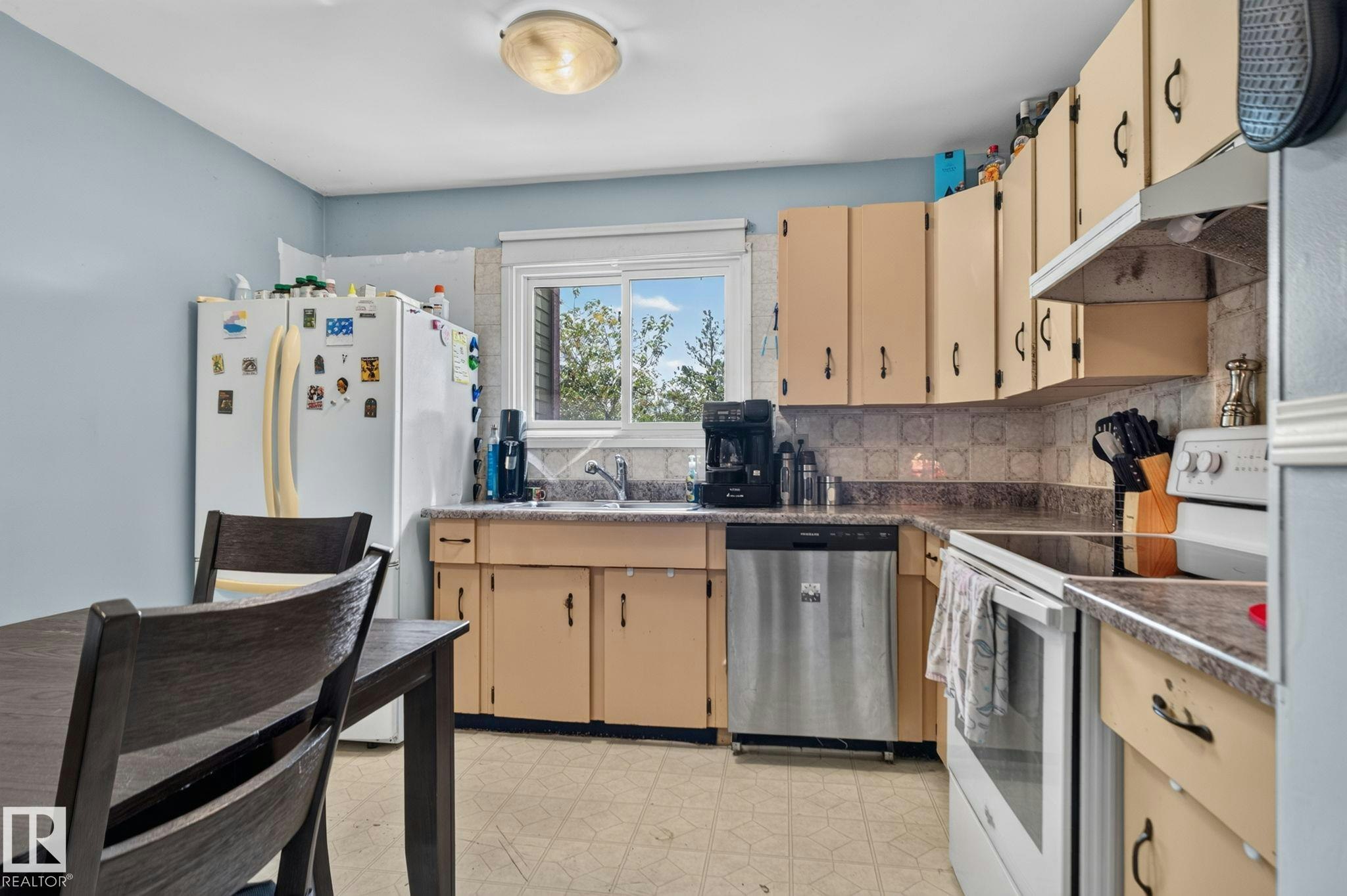 8031 27 Avenue, Edmonton, AB, T6K 3C9 - 11