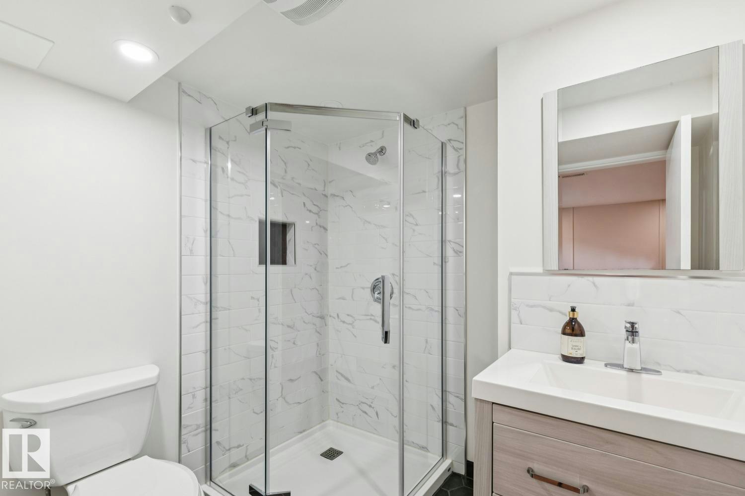 10151 71 Street, Edmonton, AB, T6A 2V6 - 23