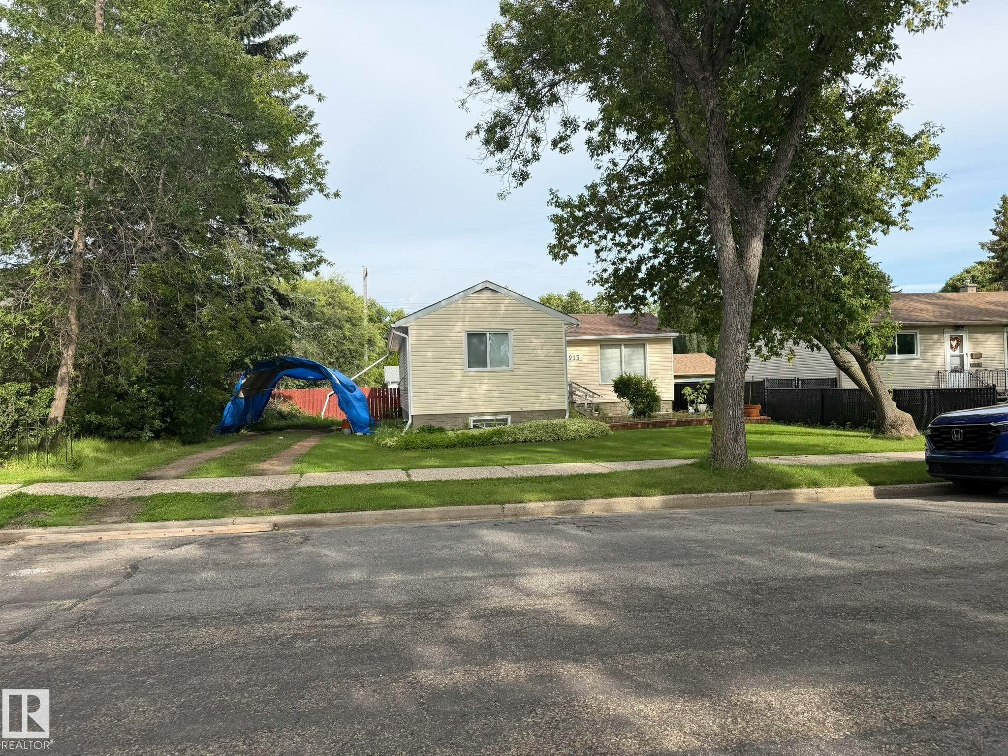 11913 39 Street, Edmonton, AB, T5W 2J6