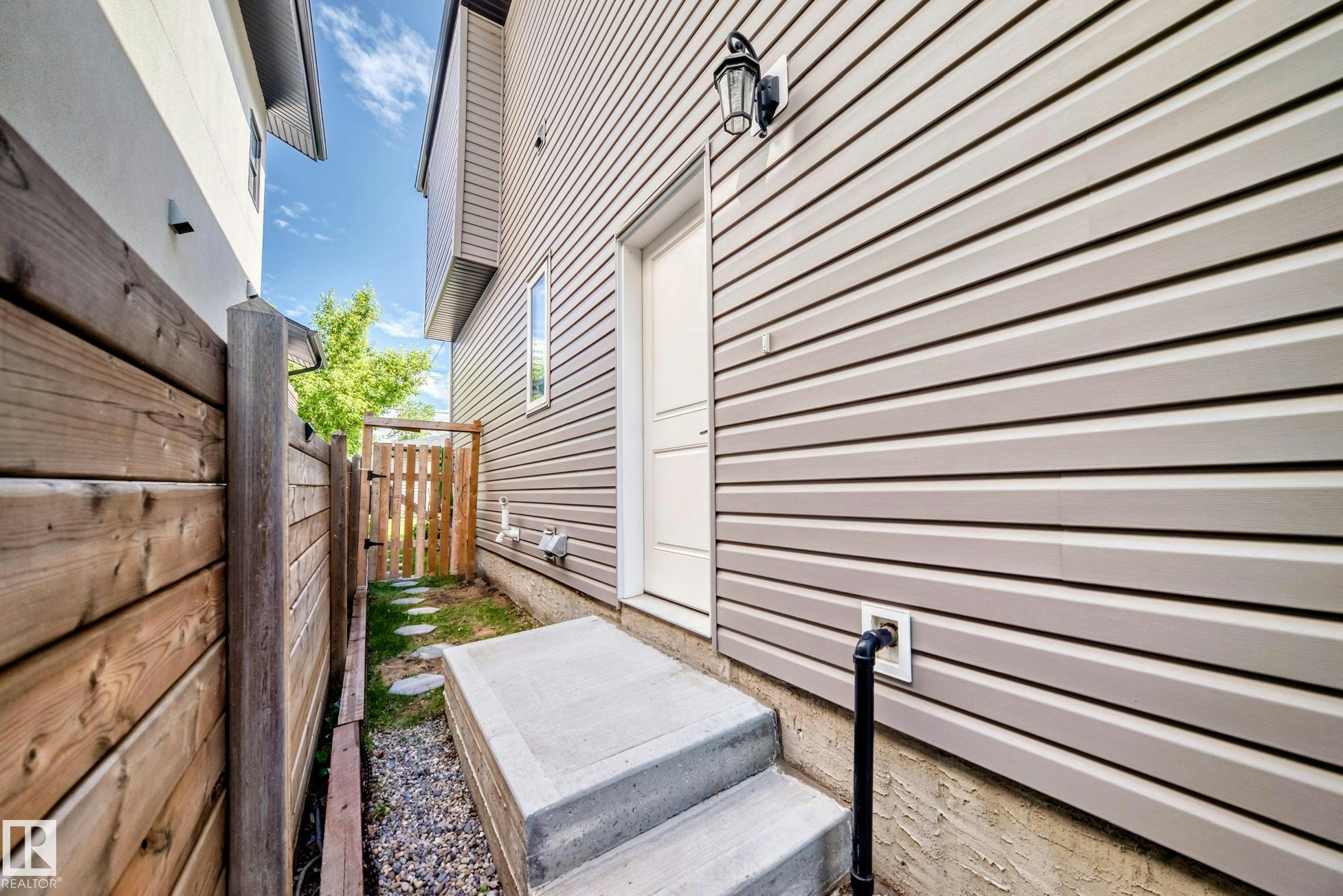 9830 73 Avenue, Edmonton, AB, T6E 1B6 - 53