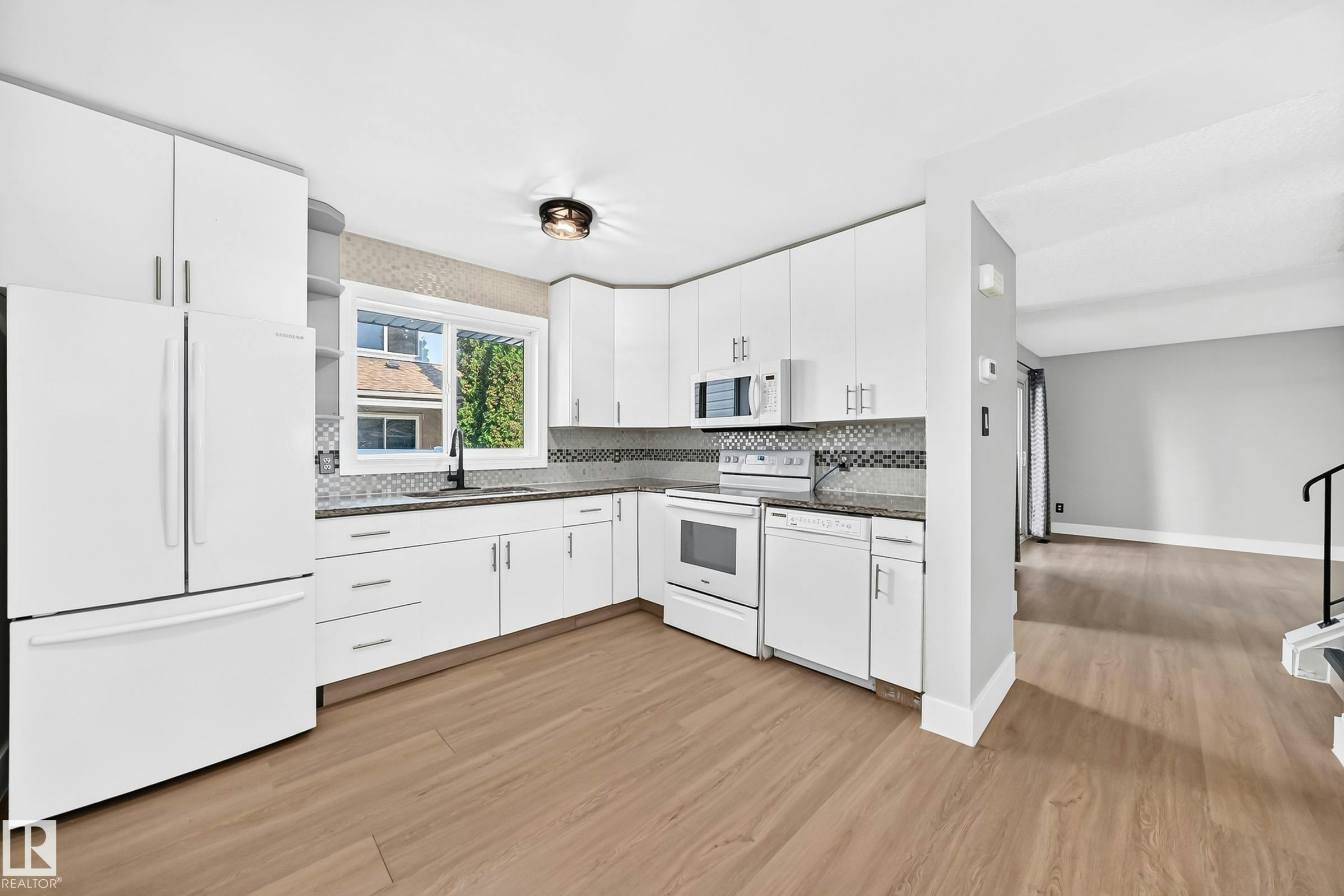 54 Woodvale Village, Edmonton, AB, T6L 1W4