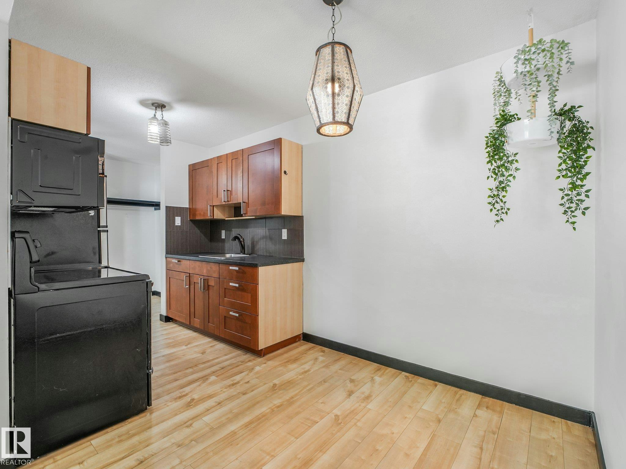205-10606 123 Street, Edmonton, AB, T5N 1P2 - 11