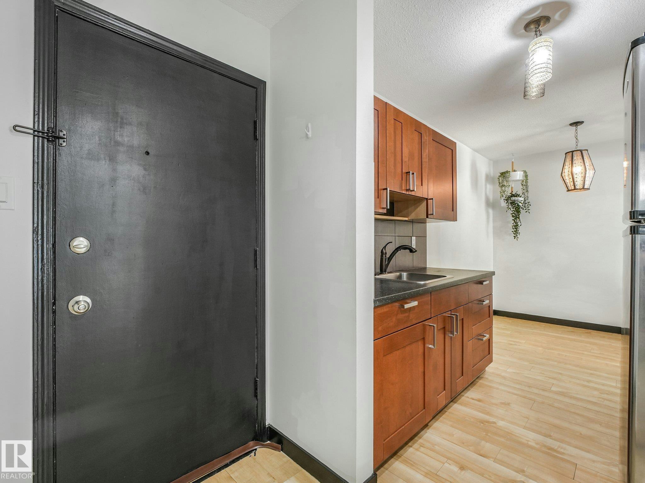 205-10606 123 Street, Edmonton, AB, T5N 1P2 - 6