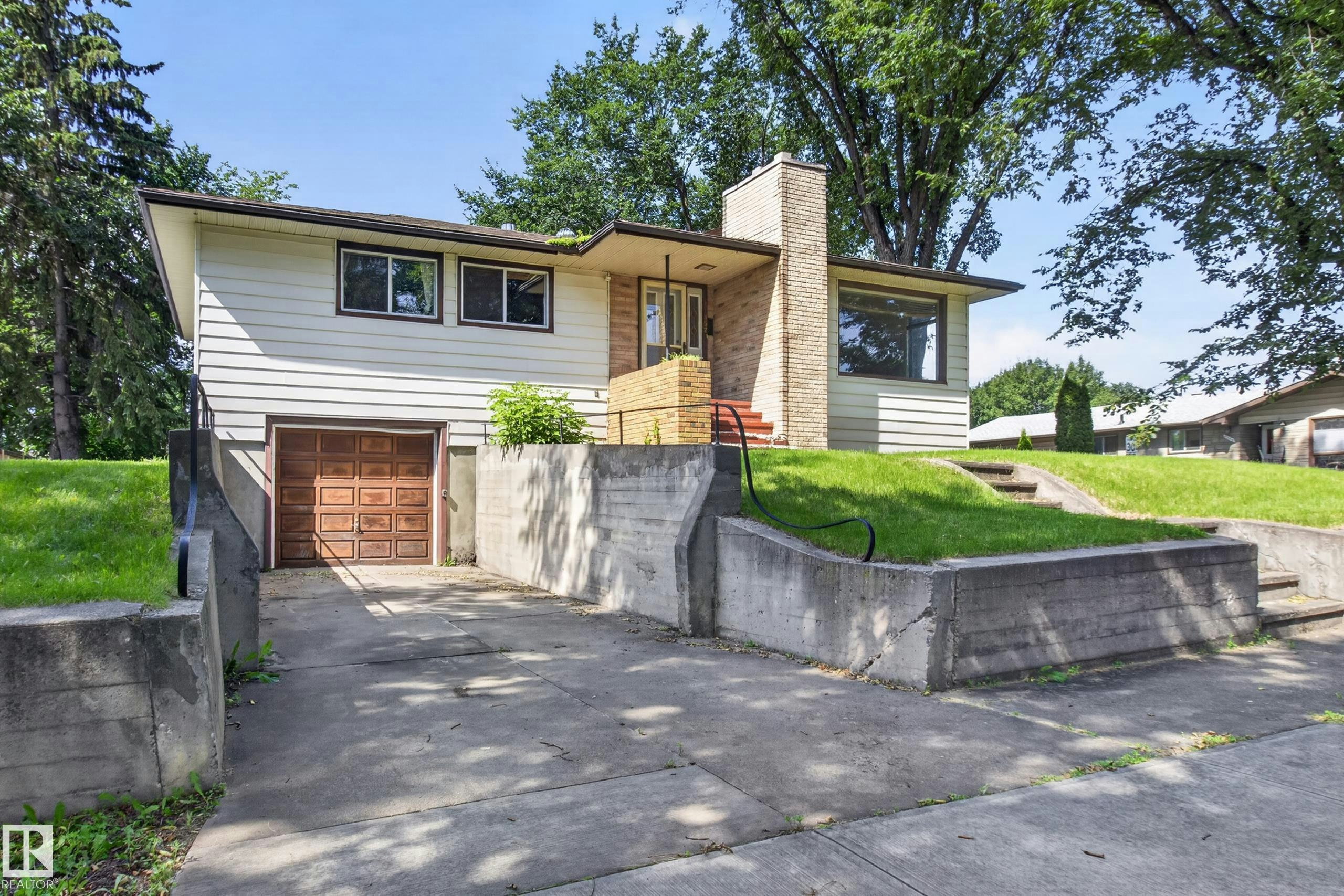 11852 55 Street, Edmonton, AB, T5W 3P8