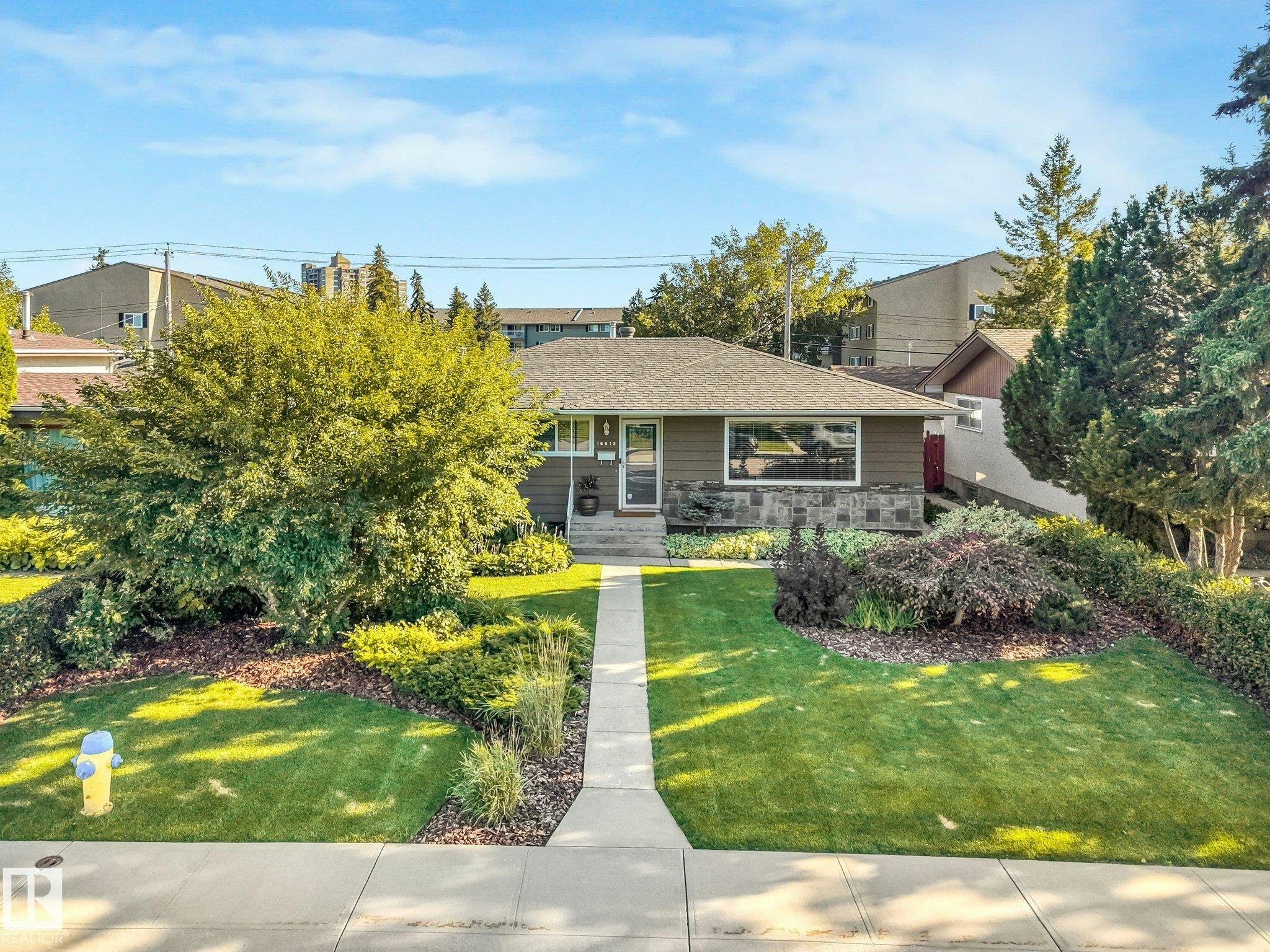 16613 90 Avenue, Edmonton, AB, T5R 4W9