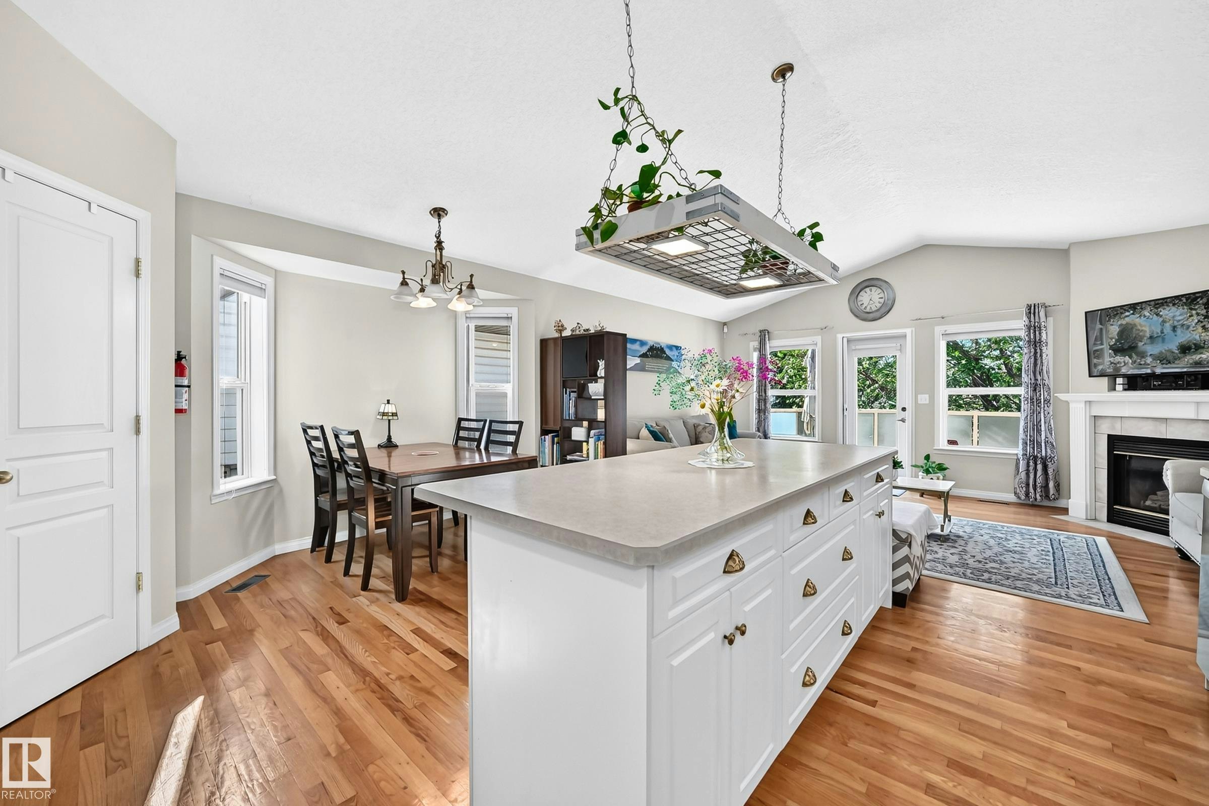 4210 37 Avenue, Edmonton, AB, T6L 7C3