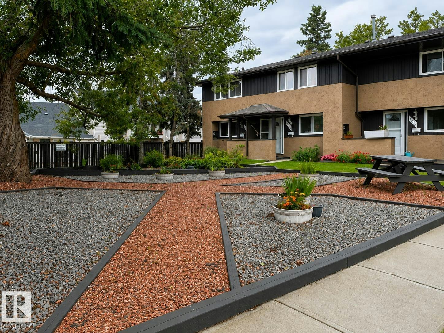 1704 37 Street, Edmonton, AB, T6L 2R7