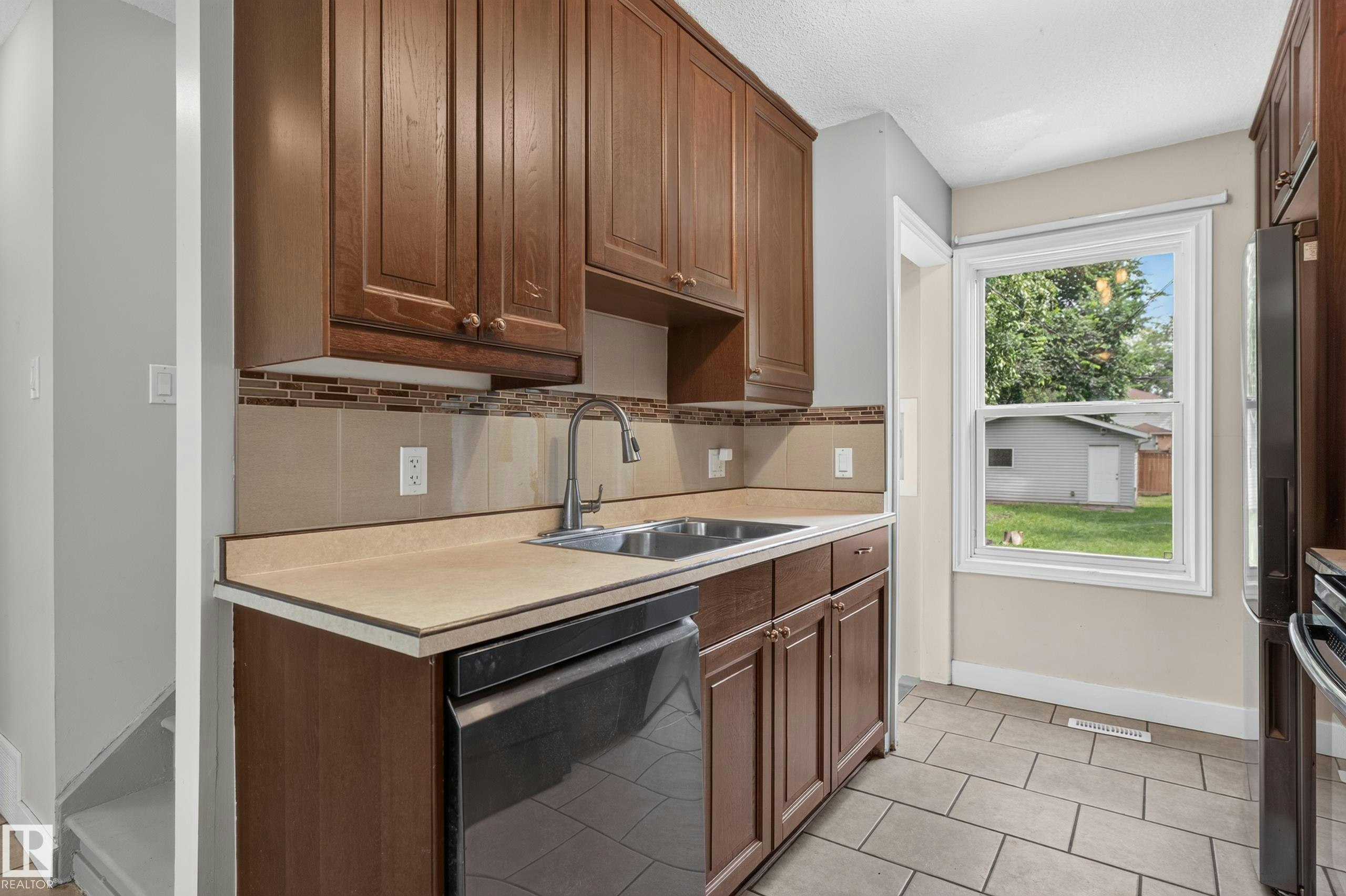 11549 88 Street, Edmonton, AB, T5B 3R2 - 12