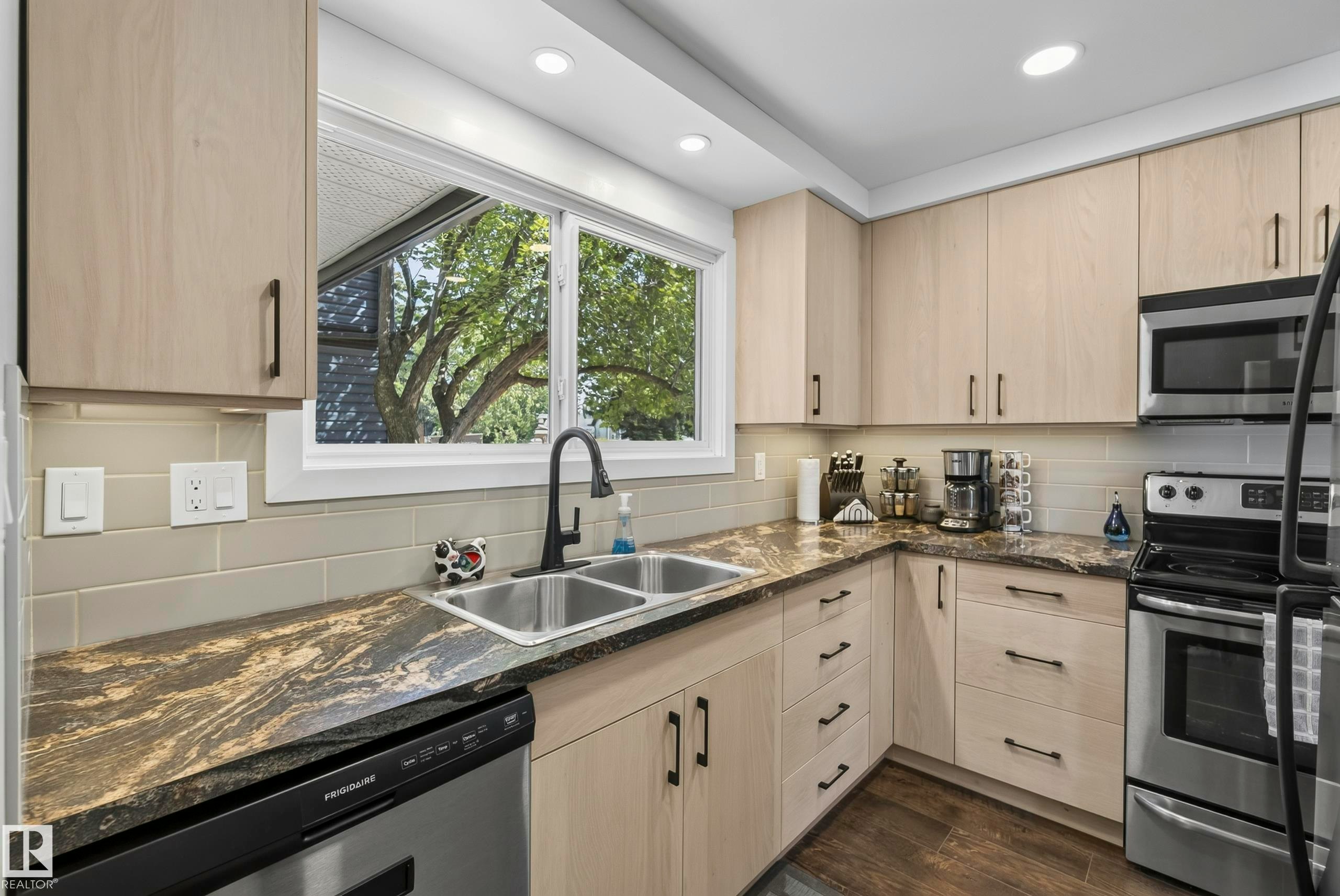 3522 42 Street, Edmonton, AB, T6L 5A1