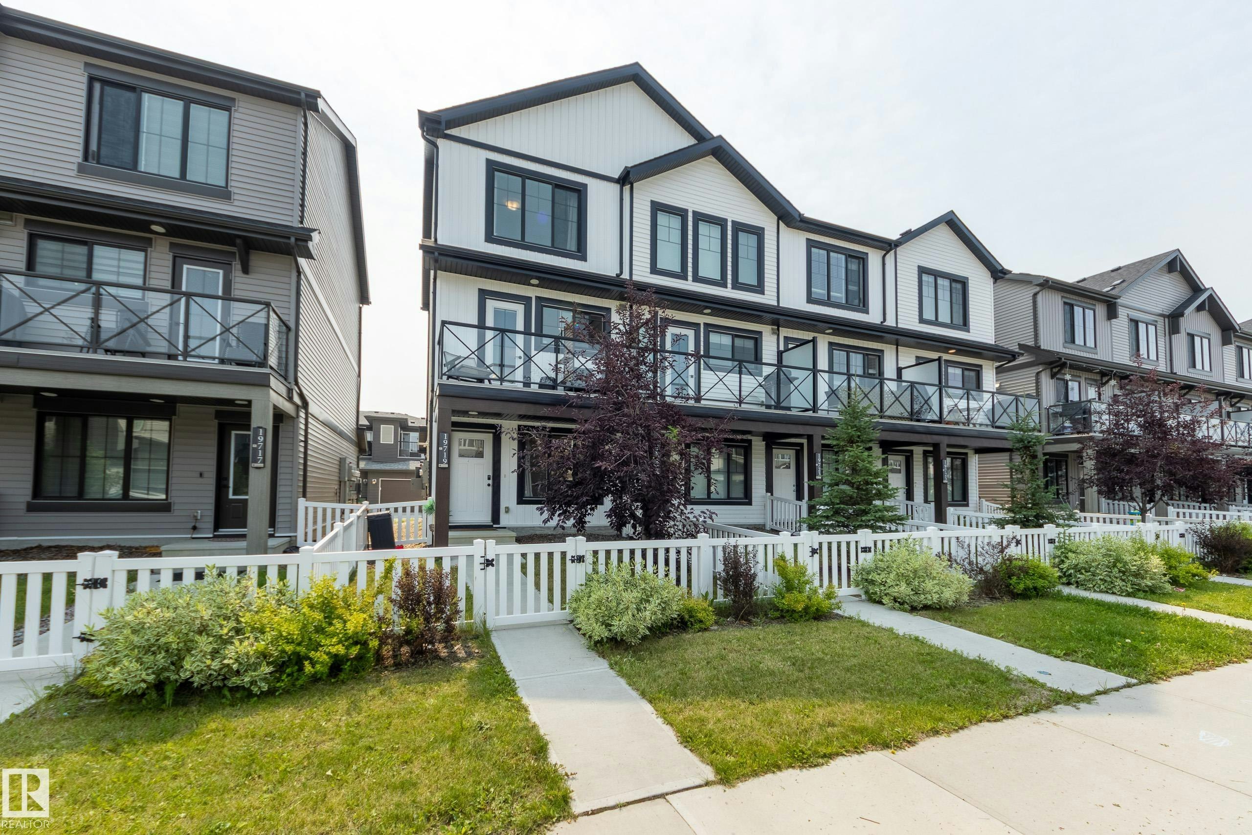 19719 28 Avenue, Edmonton, AB, T6M 1M1