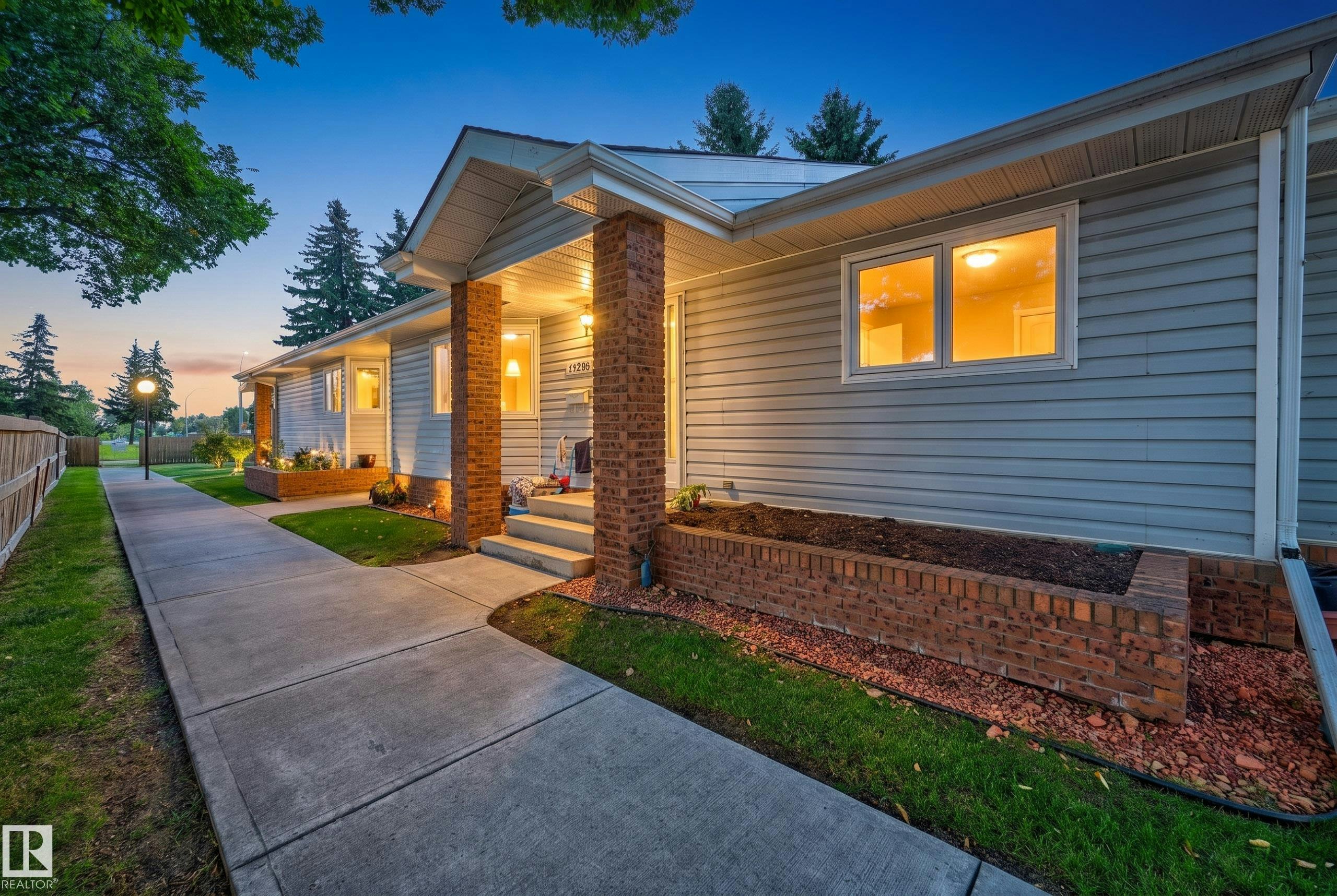 17206 Callingwood Road, Edmonton, AB, T5T 5P1