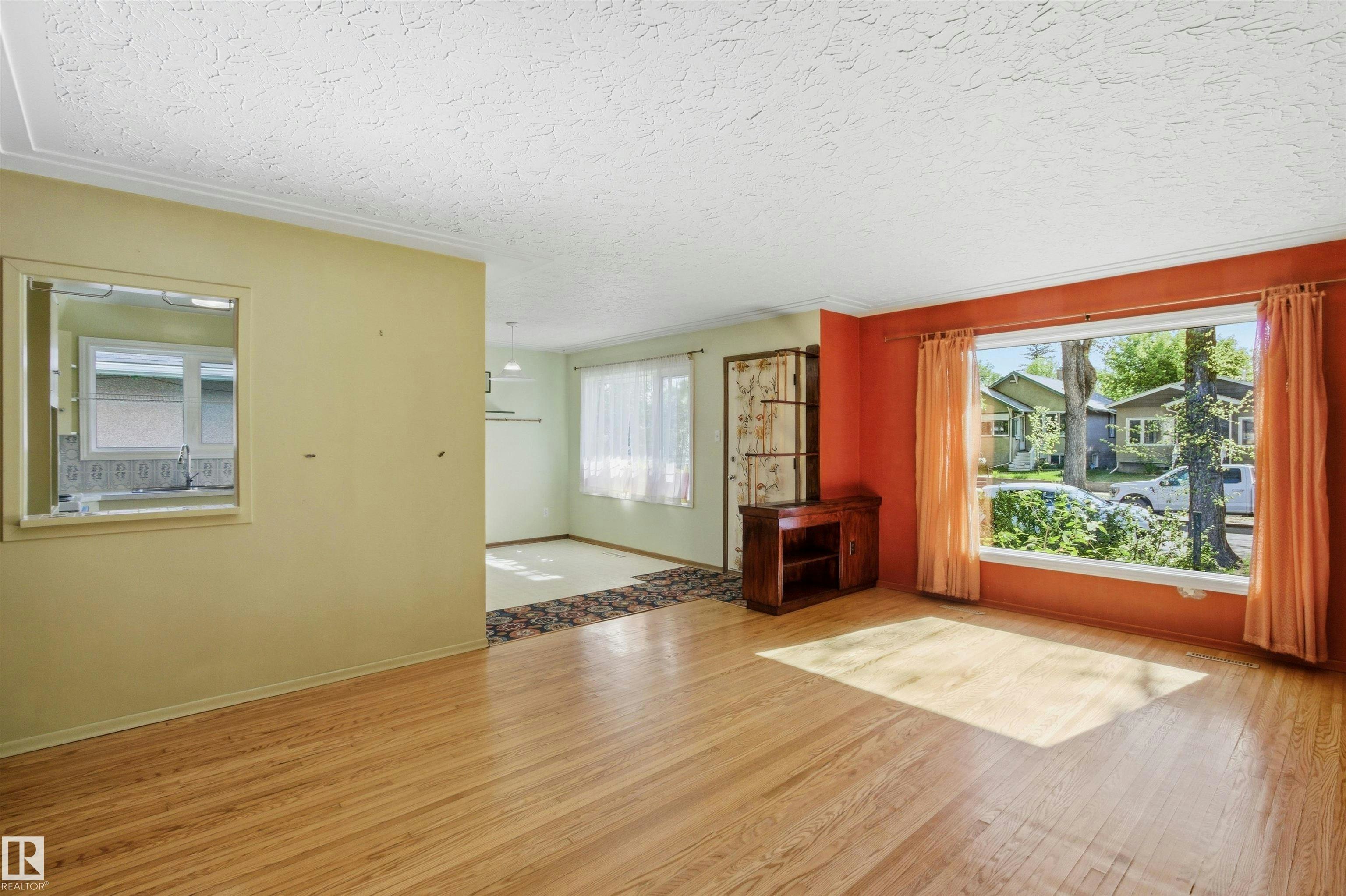 10138 74 Street NW, Edmonton, AB, T6H 2X9